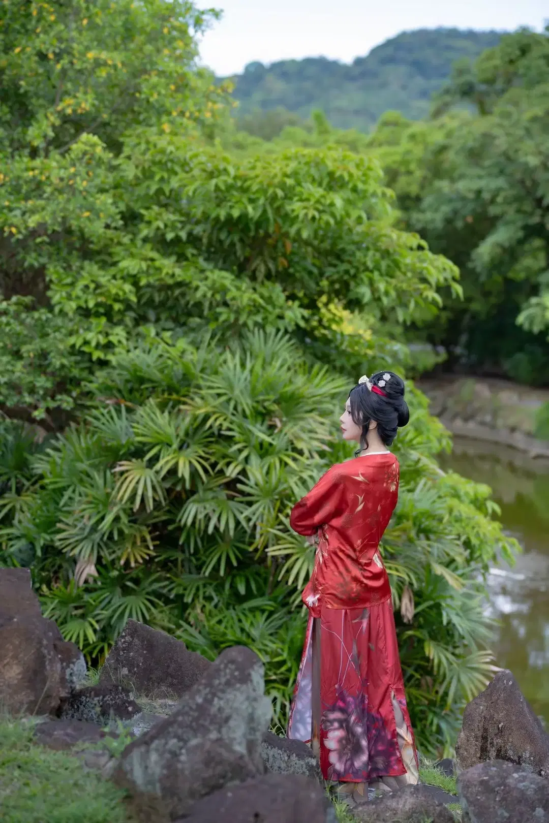[Han Xiang Xun cosplay] Aunt Han in Where Winds Meet: Reading Leisure Books in the Garden by Genko玄子 - Image 5