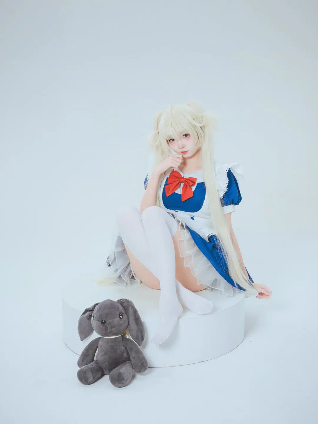【春日野穹 コスプレ】ホリゾントに佇む白ストッキングのメイド：静謐なドール感を捉えて - Mr_DDSS - 2枚目