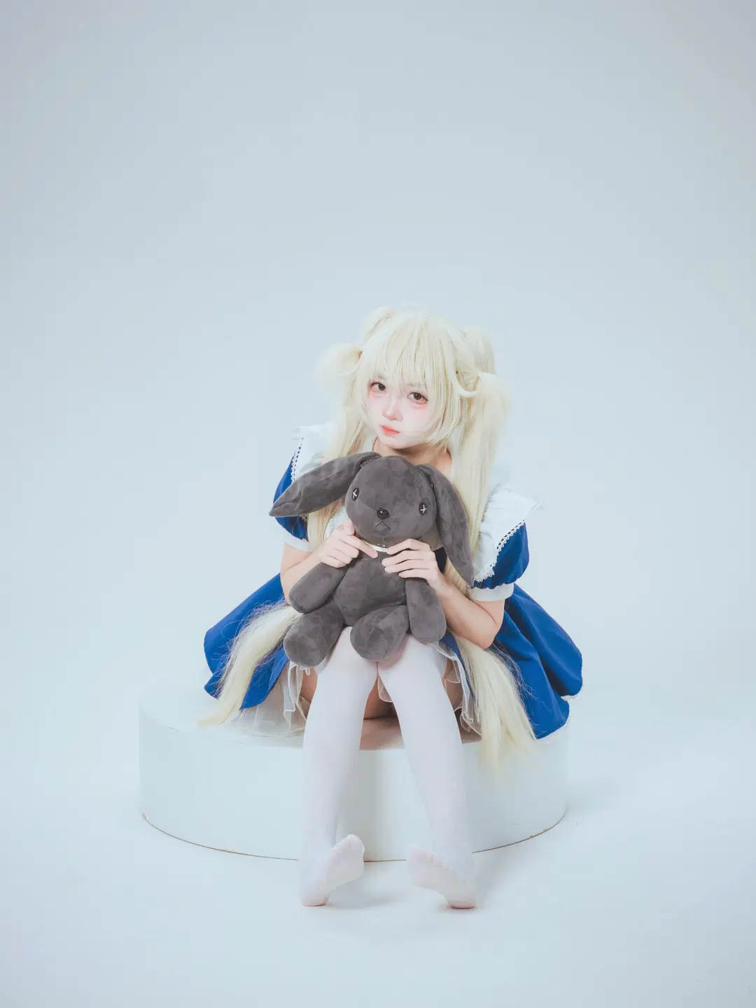 【春日野穹 コスプレ】ホリゾントに佇む白ストッキングのメイド：静謐なドール感を捉えて - Mr_DDSS - 3枚目