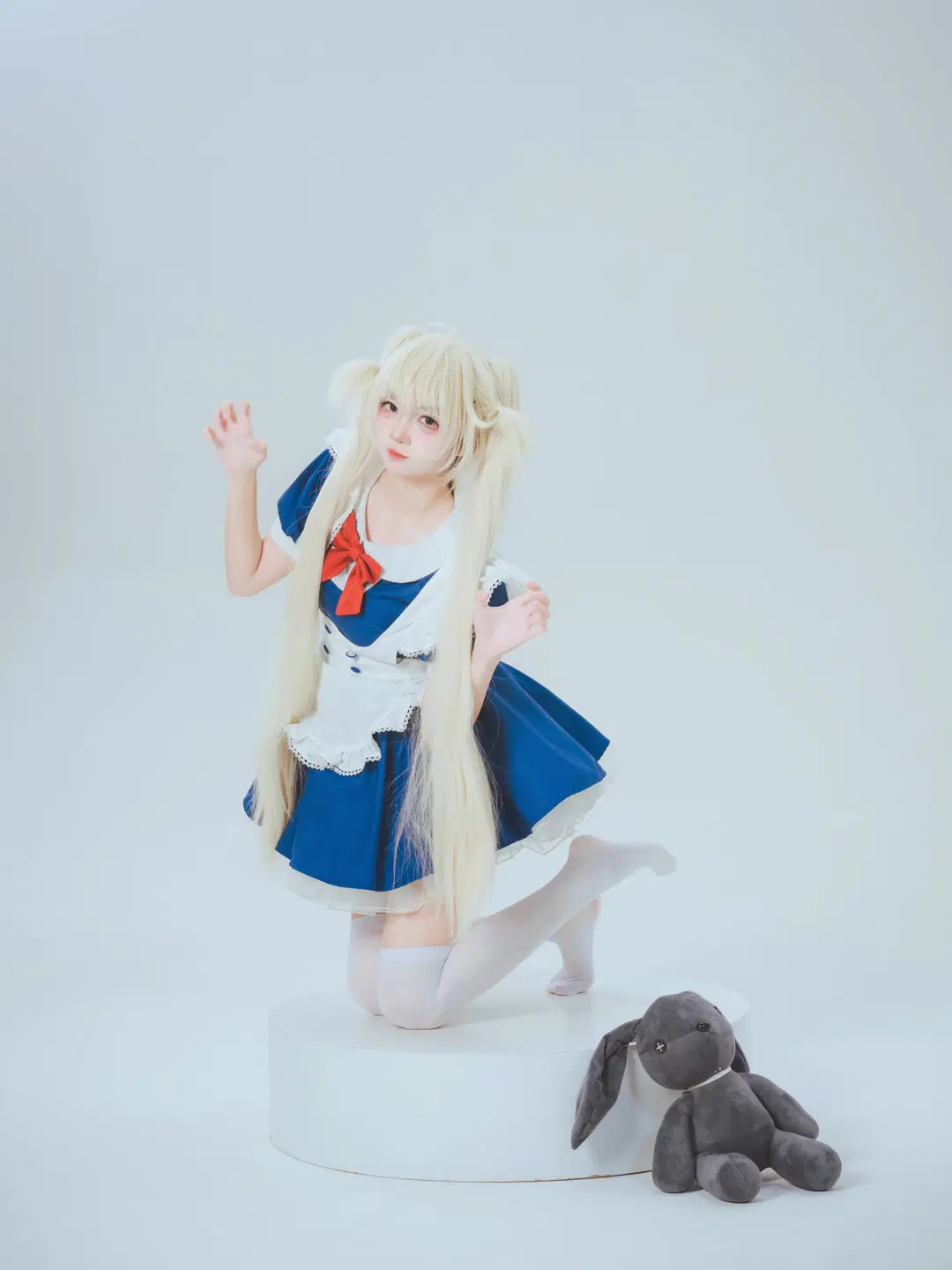 【春日野穹 コスプレ】ホリゾントに佇む白ストッキングのメイド：静謐なドール感を捉えて - Mr_DDSS - 4枚目