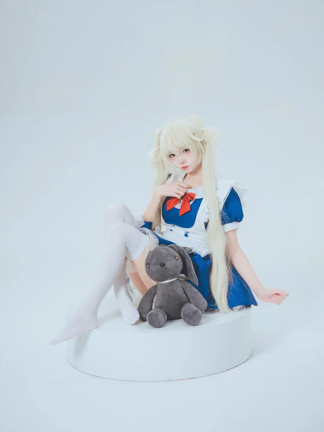 【春日野穹 コスプレ】ホリゾントに佇む白ストッキングのメイド：静謐なドール感を捉えて - Mr_DDSS - 6枚目