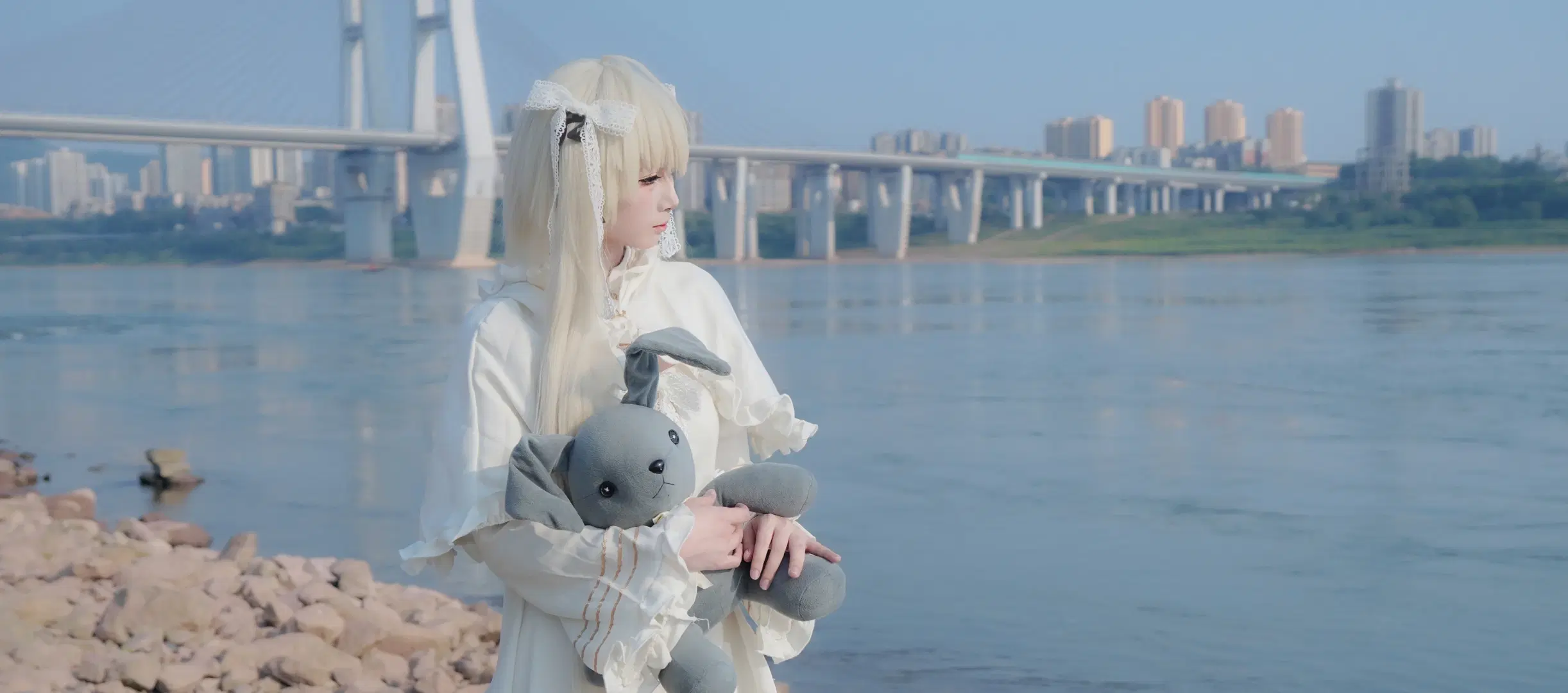 【穹妹cos】铁道江畔与草坪，白裙和灰兔玩偶 - 小其 - 第2张