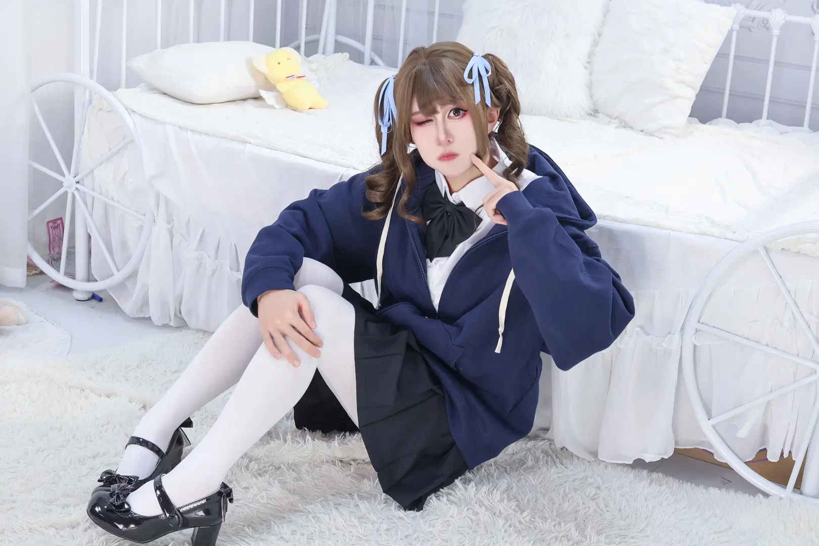 降温后的三坑女孩，卫衣加JK制服搭配白丝袜真的很乖 - mako（模特版） - 第3张