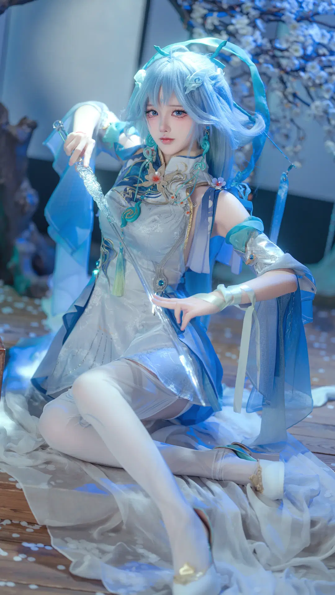 Wuthering Waves, Chinese-style cosplay, Qingxiao cosplay, White stockings, Transparent sword prop