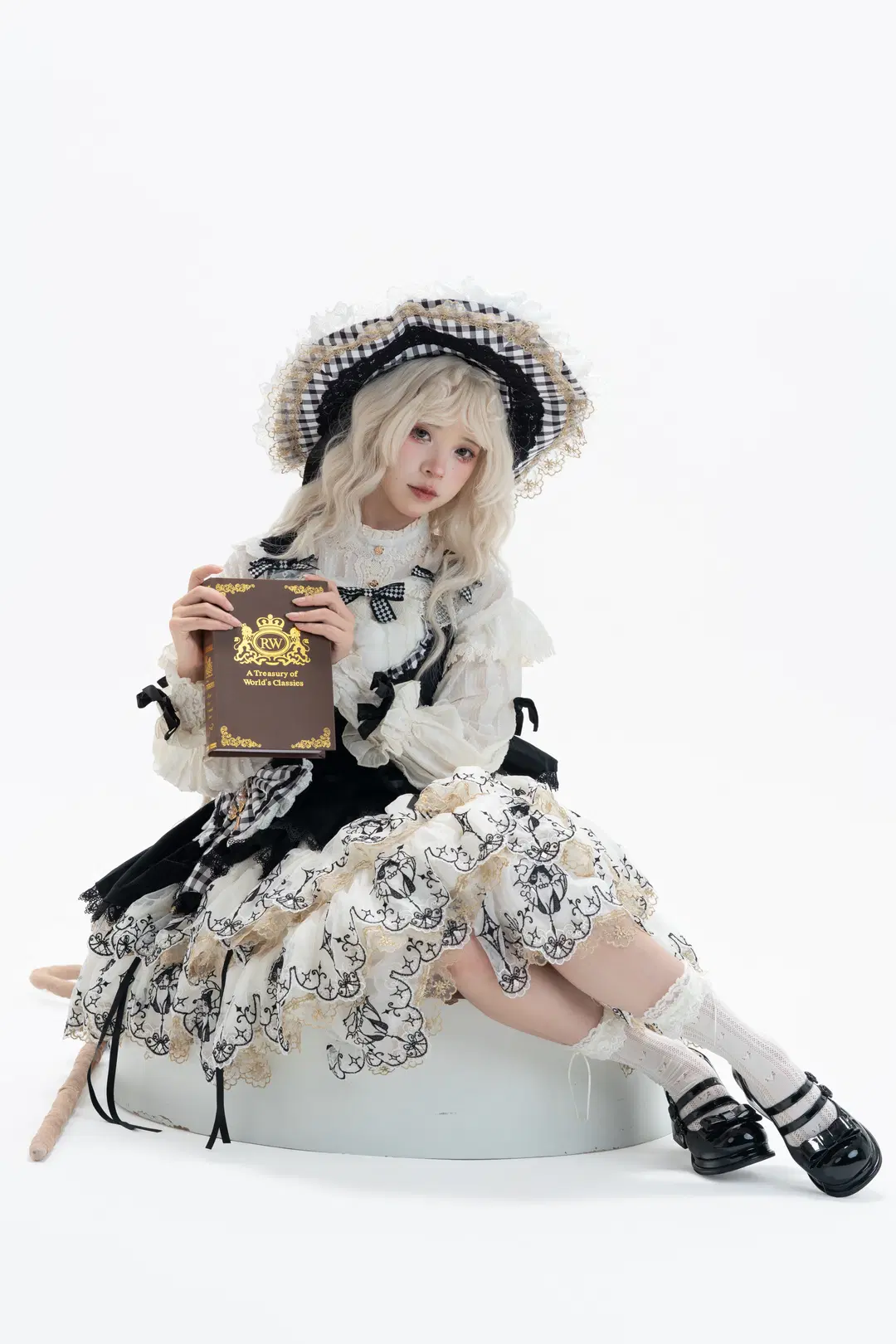 Black-and-White Plaid Witch Lolita: White Studio Pet and Owner Photoshoot Record by 一只黑猫 - Image 5