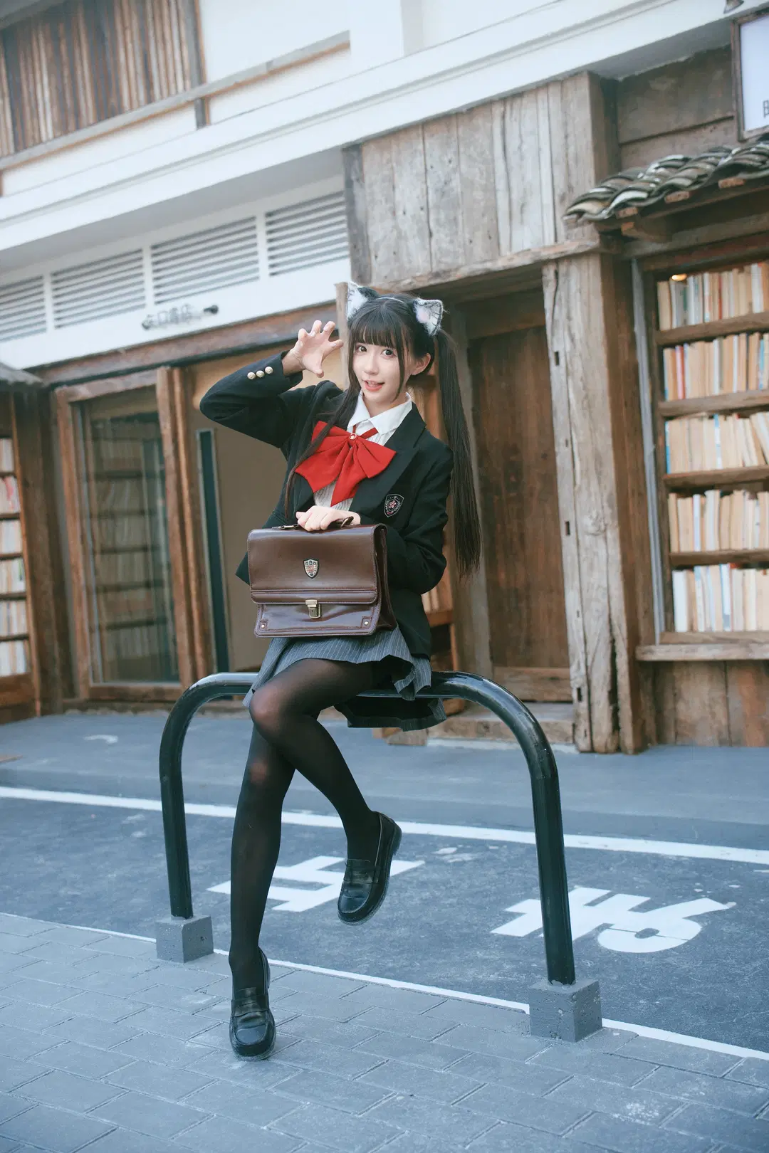 【猫耳少女】秋の古本屋に佇むJK猫耳少女の日本風写真 - 柏油小星瞳📸 - 10枚目