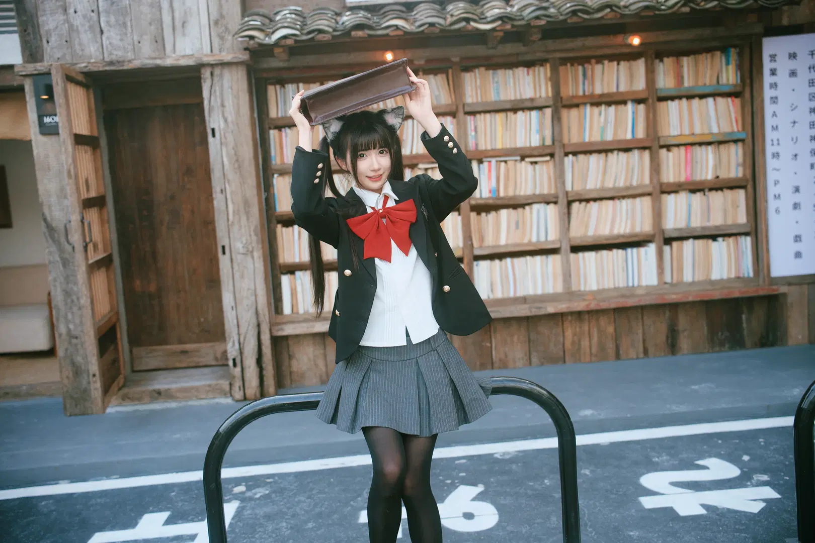 【猫耳少女】秋の古本屋に佇むJK猫耳少女の日本風写真 - 柏油小星瞳📸 - 11枚目