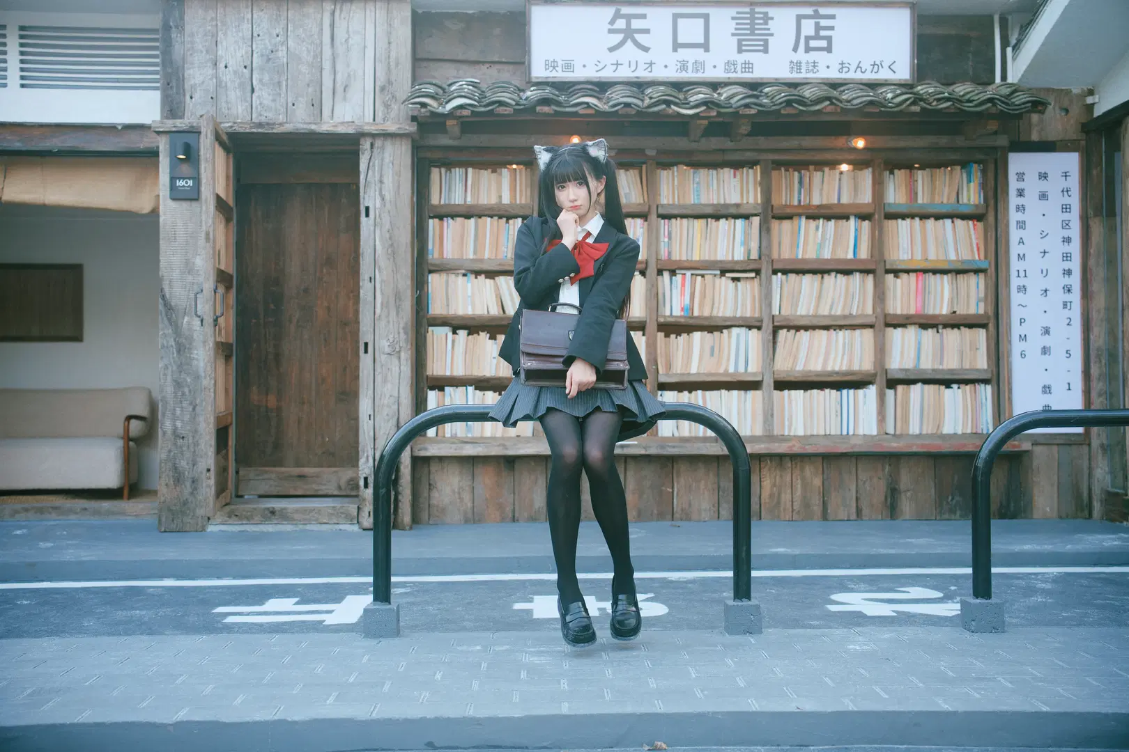 【猫耳少女】秋の古本屋に佇むJK猫耳少女の日本風写真 - 柏油小星瞳📸 - 12枚目