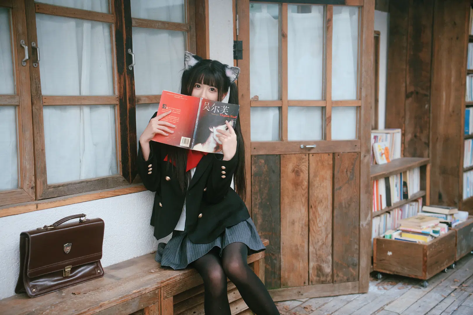【猫耳少女】秋の古本屋に佇むJK猫耳少女の日本風写真 - 柏油小星瞳📸 - 4枚目