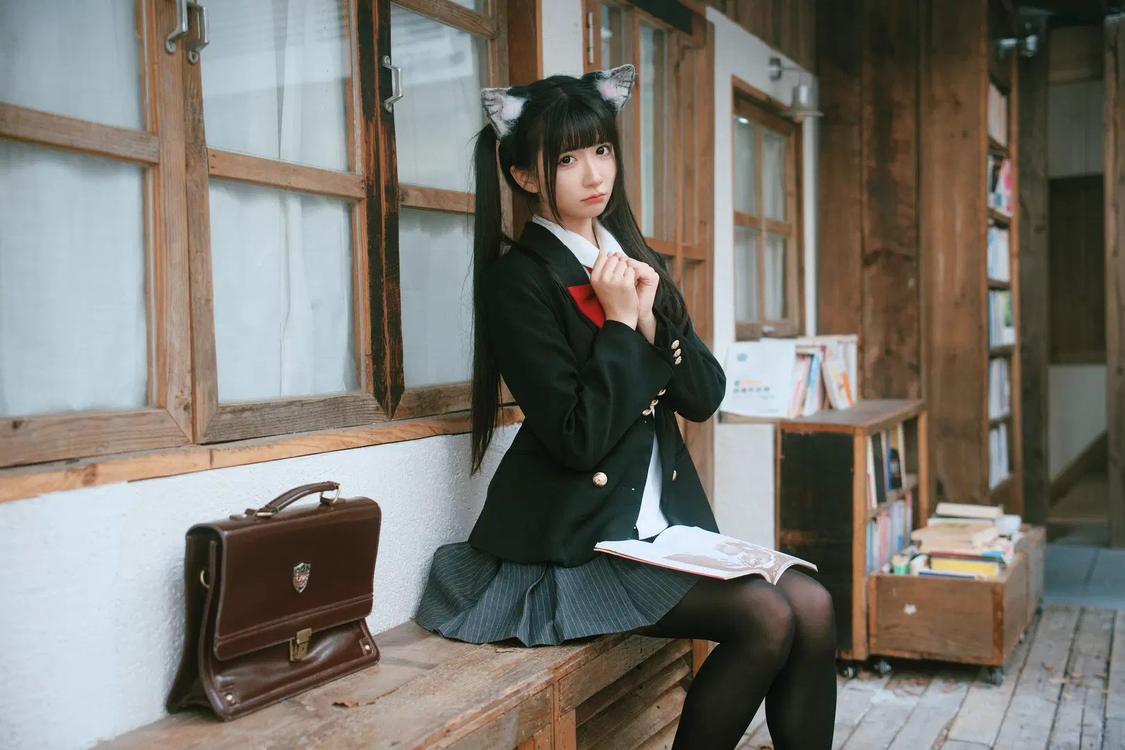 【猫耳少女】秋の古本屋に佇むJK猫耳少女の日本風写真 - 柏油小星瞳📸 - 5枚目