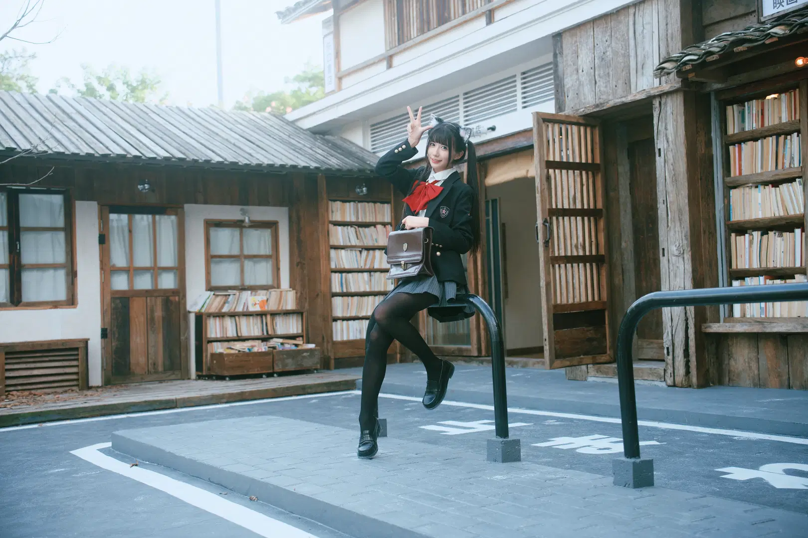【猫耳少女】秋の古本屋に佇むJK猫耳少女の日本風写真 - 柏油小星瞳📸 - 6枚目