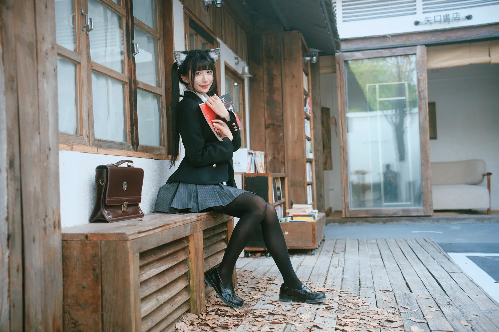 【猫耳少女】秋の古本屋に佇むJK猫耳少女の日本風写真 - 柏油小星瞳📸 - 7枚目