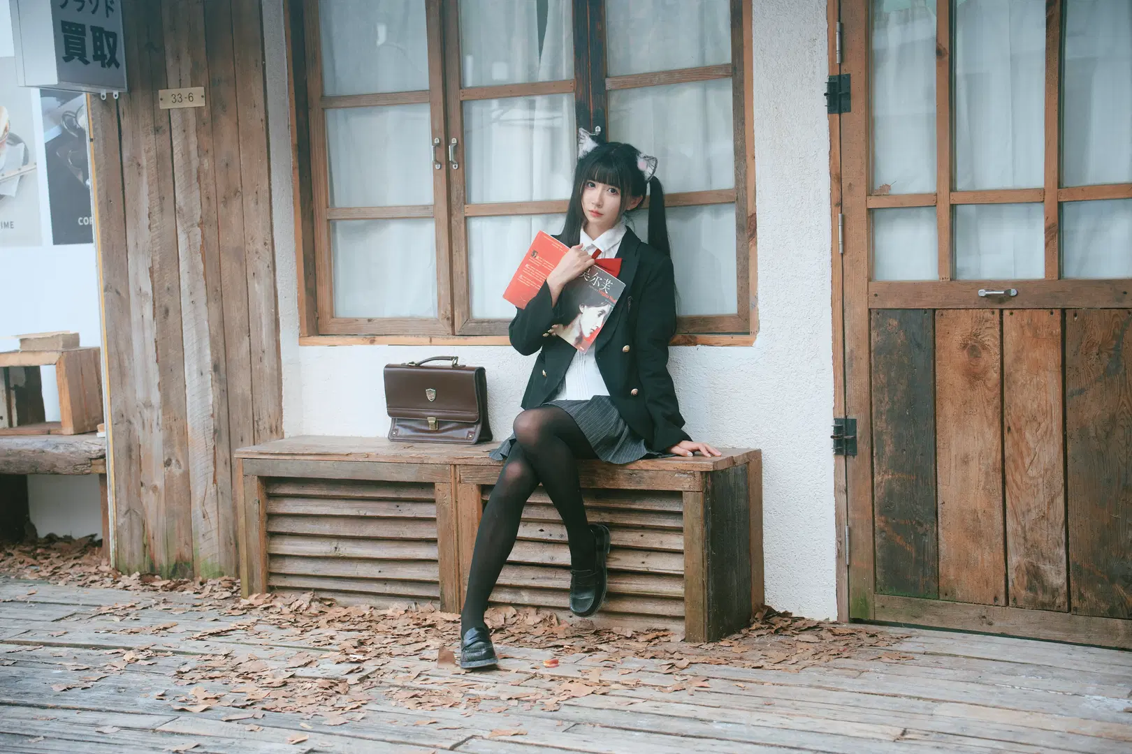【猫耳少女】秋の古本屋に佇むJK猫耳少女の日本風写真 - 柏油小星瞳📸 - 9枚目