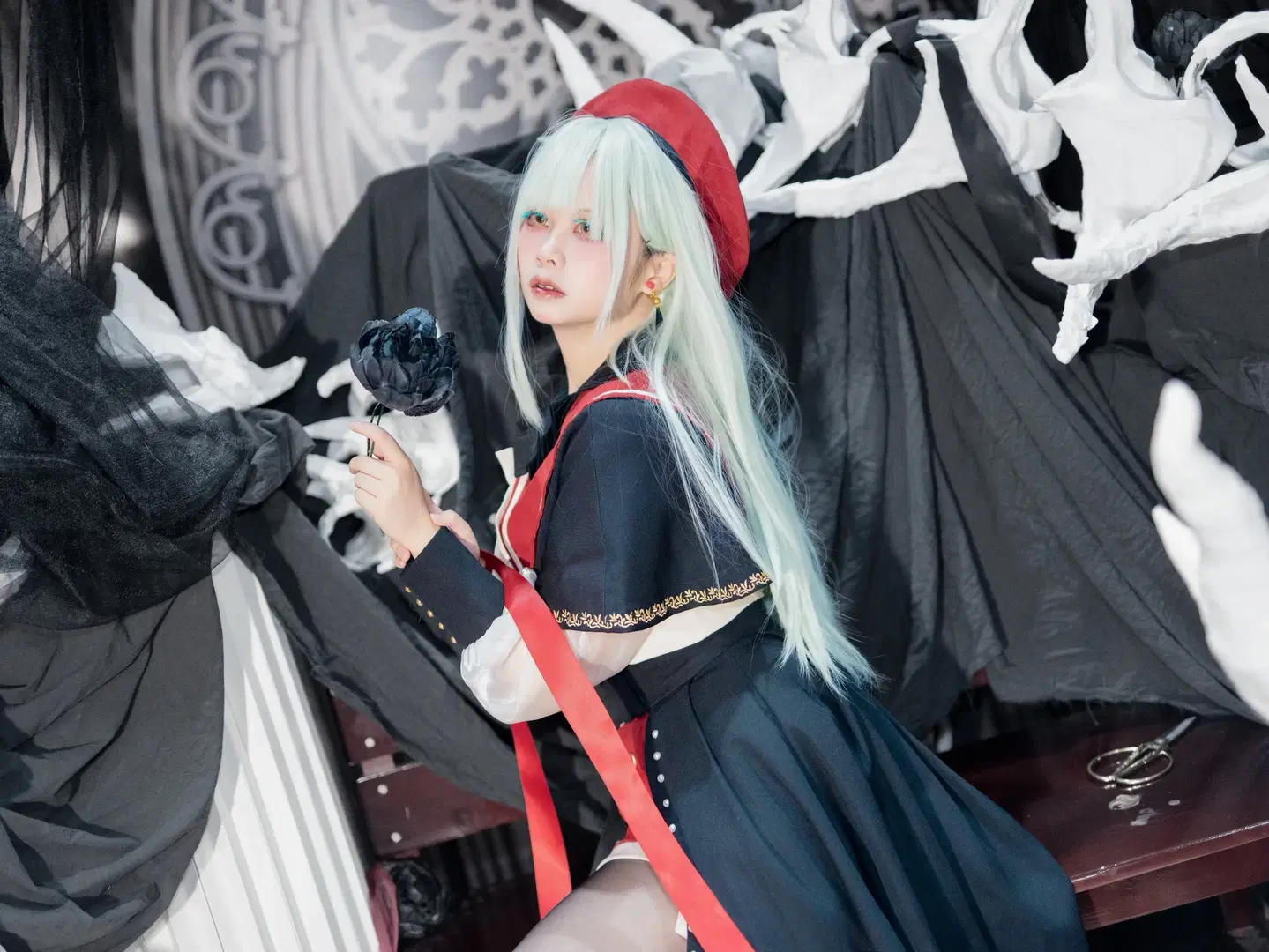 【若葉睦コスプレ】多頭の怪物、赤いリボンと黒ストッキングの視覚的衝突 - 杞杞 - 4枚目