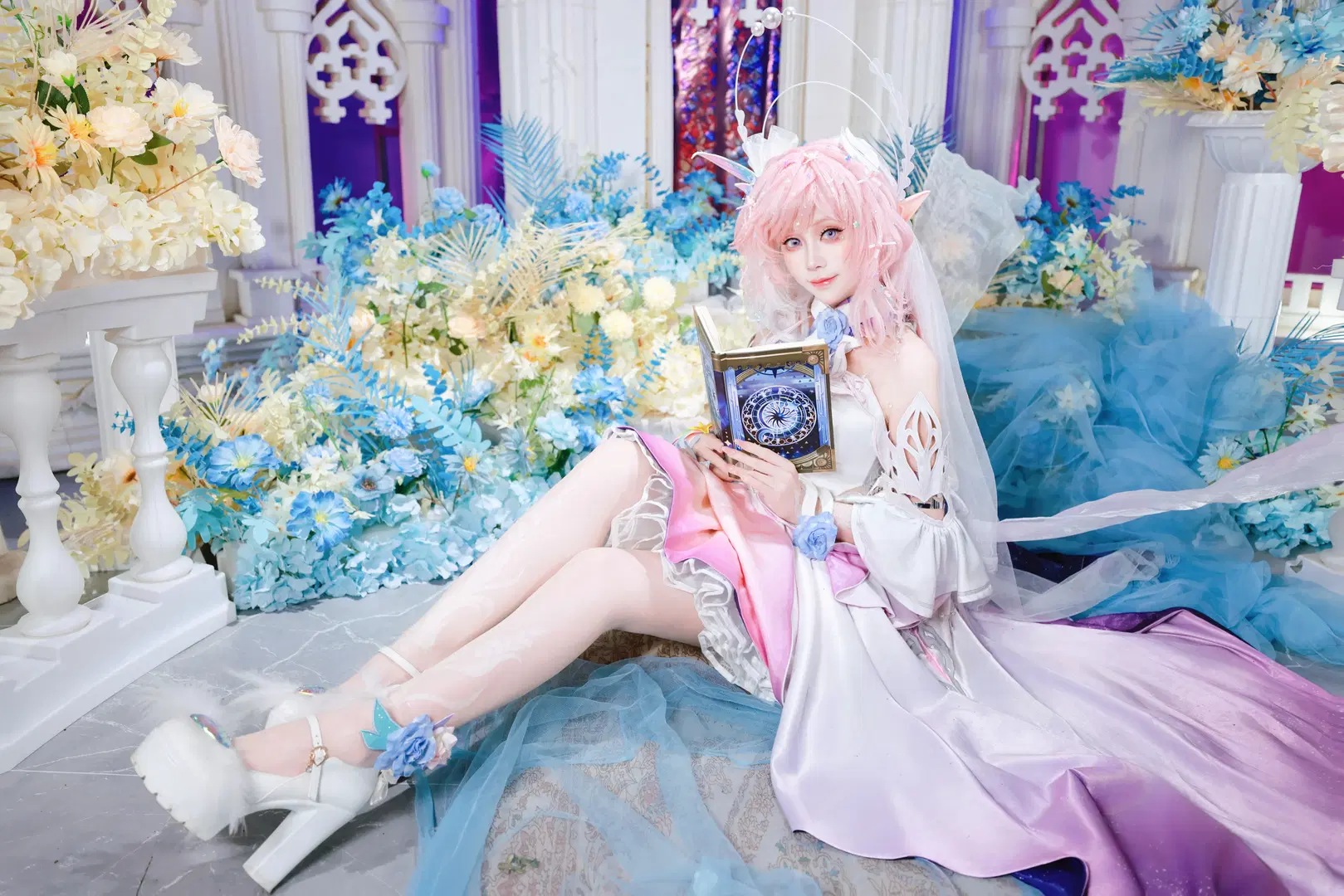 【昔涟cos】崩坏星穹铁道 浪漫花海与魔法书的视觉呈现
