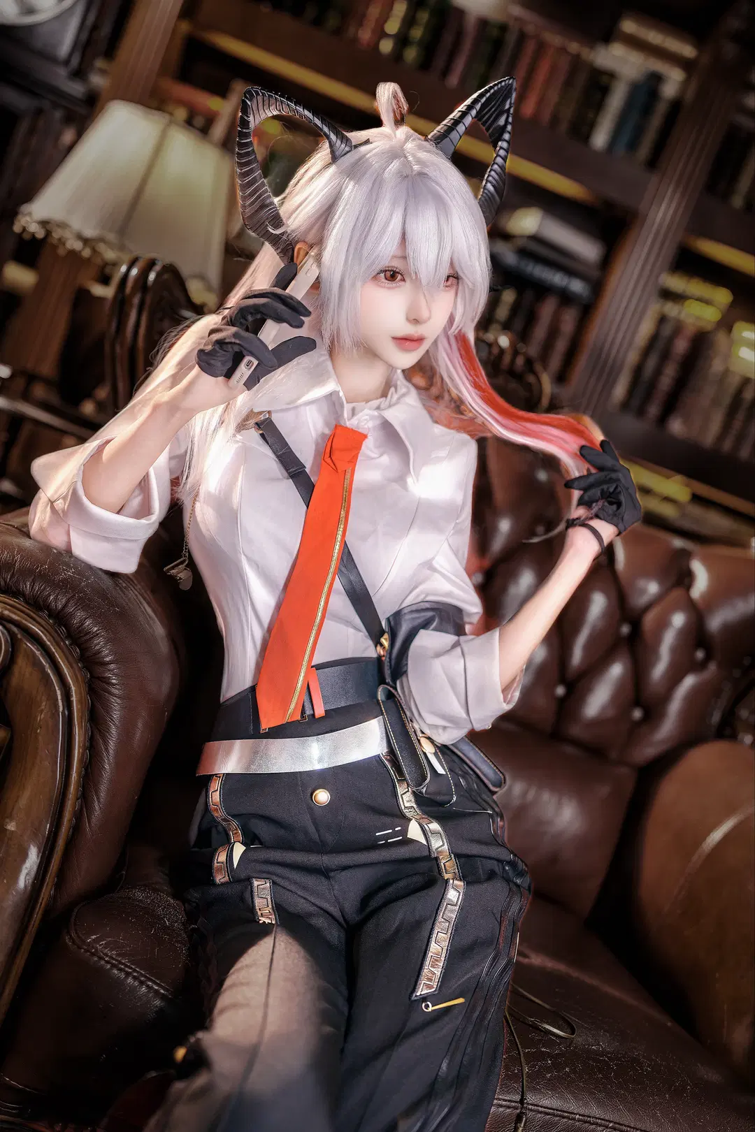 【赞妮cos】鸣潮的战术美学，白衬衫与黑丝的冷酷交织 - 海洋- - 第2张