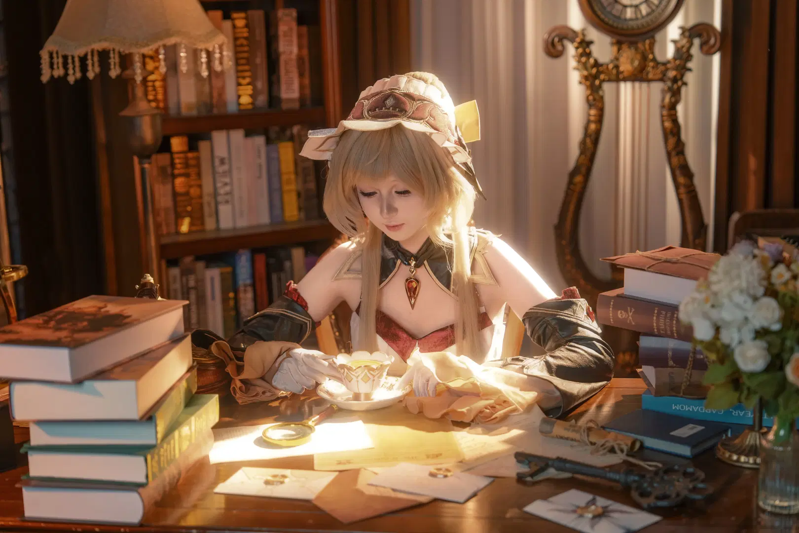 [Sandrone Cosplay] Genshin Impact Puppet: A Vintage Study and Glowing Missives by 奈萧- - Image 5