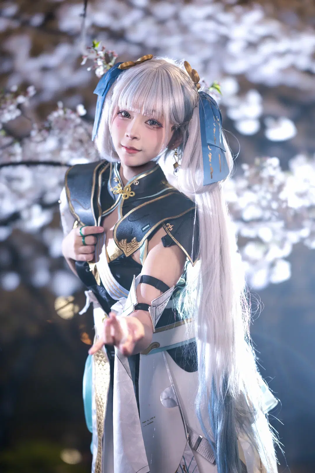 【今汐cos】鳴潮今汐夜櫻正片，清冷氛圍感拉滿 - 小羊不困（无限限流版，求关注求点赞） - 第5張