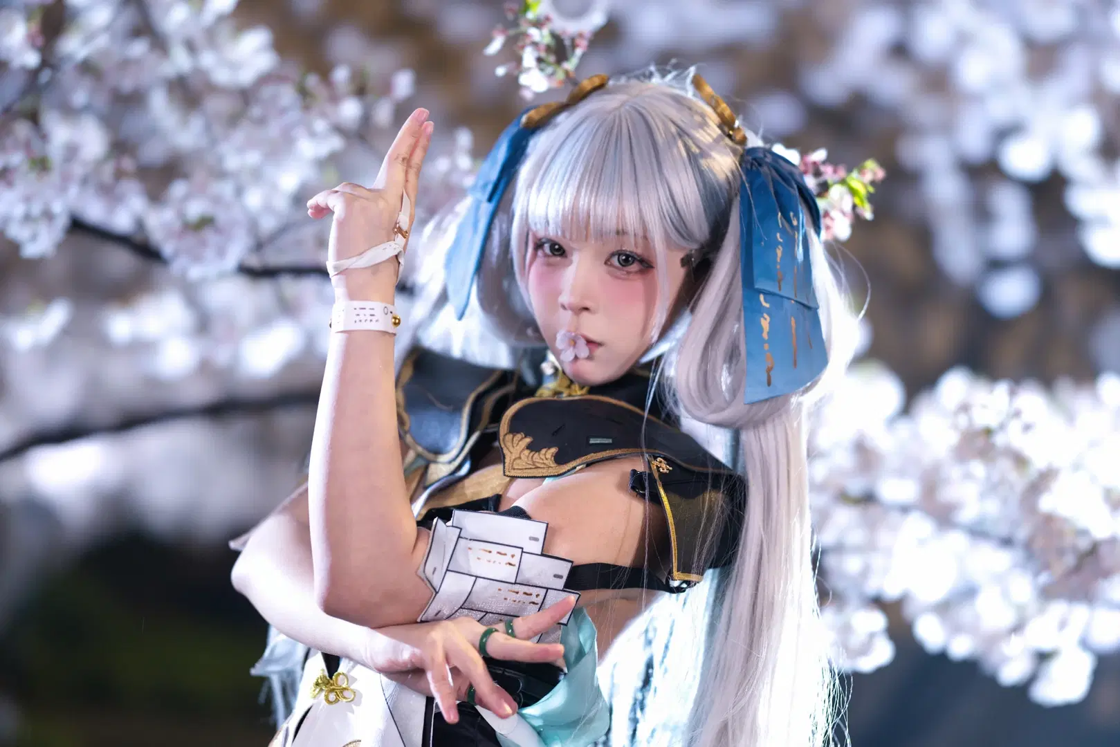 【今汐コスプレ】『鳴潮』今汐の夜桜雨景、白のオーバーニー丈ストッキングと水面反射の構図美 - 小羊不困（无限限流版，求关注求点赞） - 3枚目