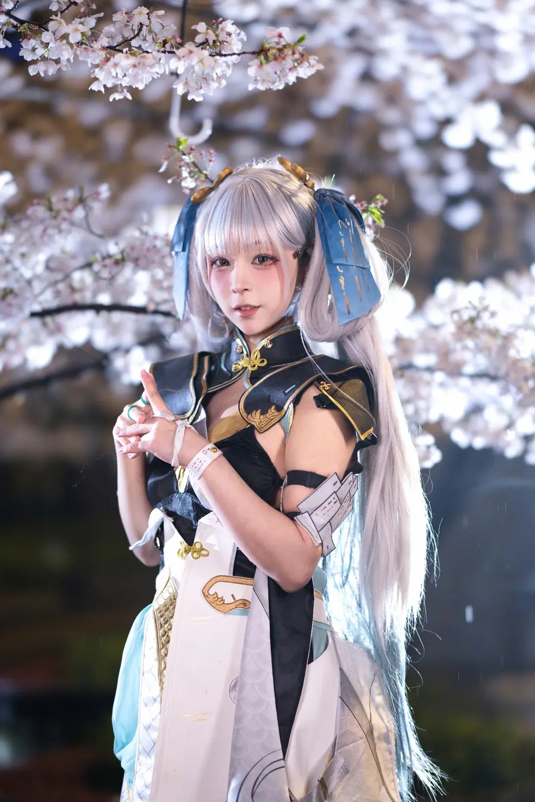 【今汐コスプレ】『鳴潮』今汐の夜桜雨景、白のオーバーニー丈ストッキングと水面反射の構図美 - 小羊不困（无限限流版，求关注求点赞） - 4枚目