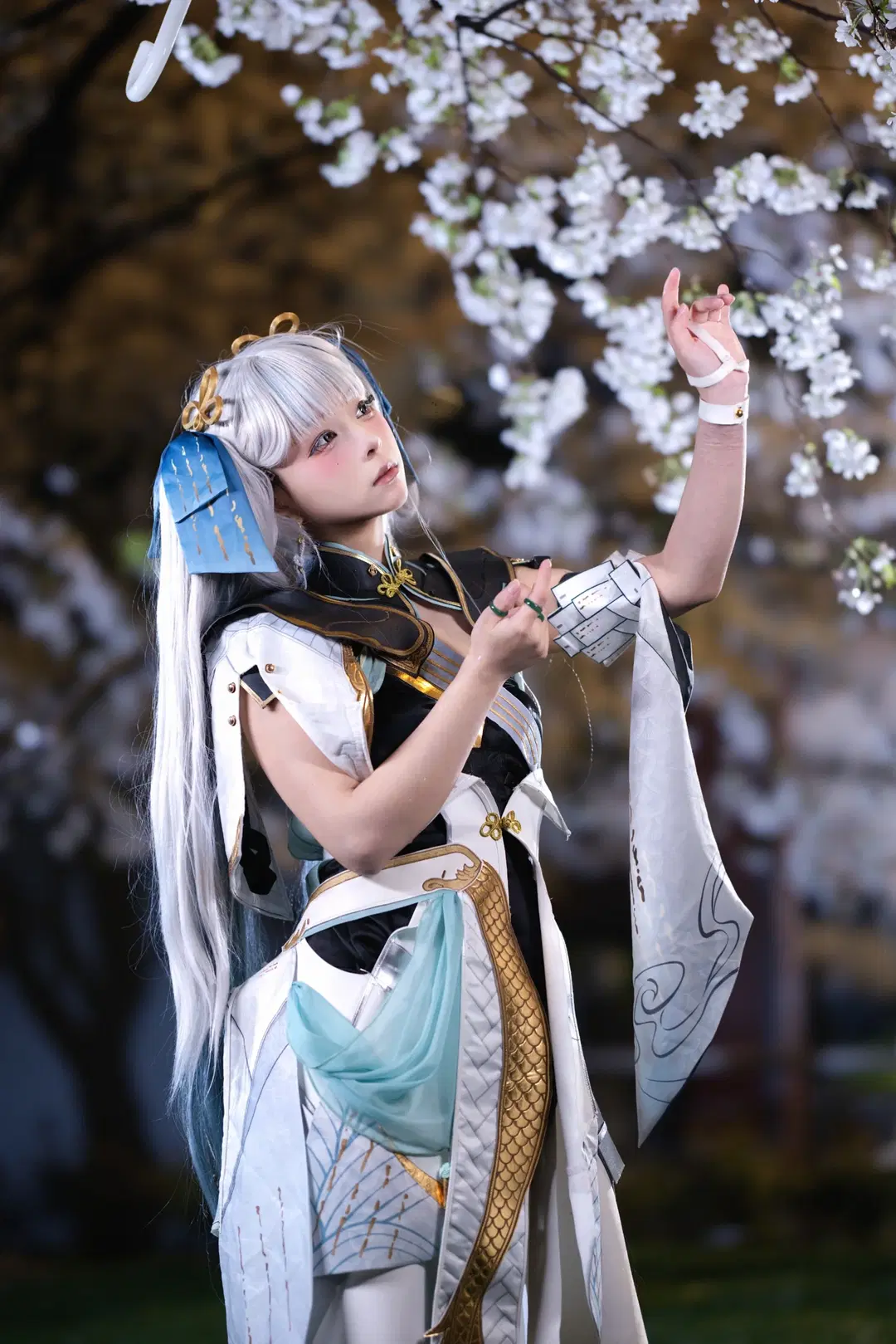 【今汐コスプレ】『鳴潮』今汐の夜桜雨景、白のオーバーニー丈ストッキングと水面反射の構図美 - 小羊不困（无限限流版，求关注求点赞） - 5枚目
