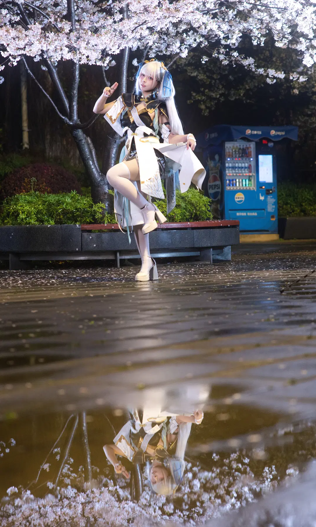 【今汐コスプレ】『鳴潮』今汐の夜桜雨景、白のオーバーニー丈ストッキングと水面反射の構図美 - 小羊不困（无限限流版，求关注求点赞） - 7枚目