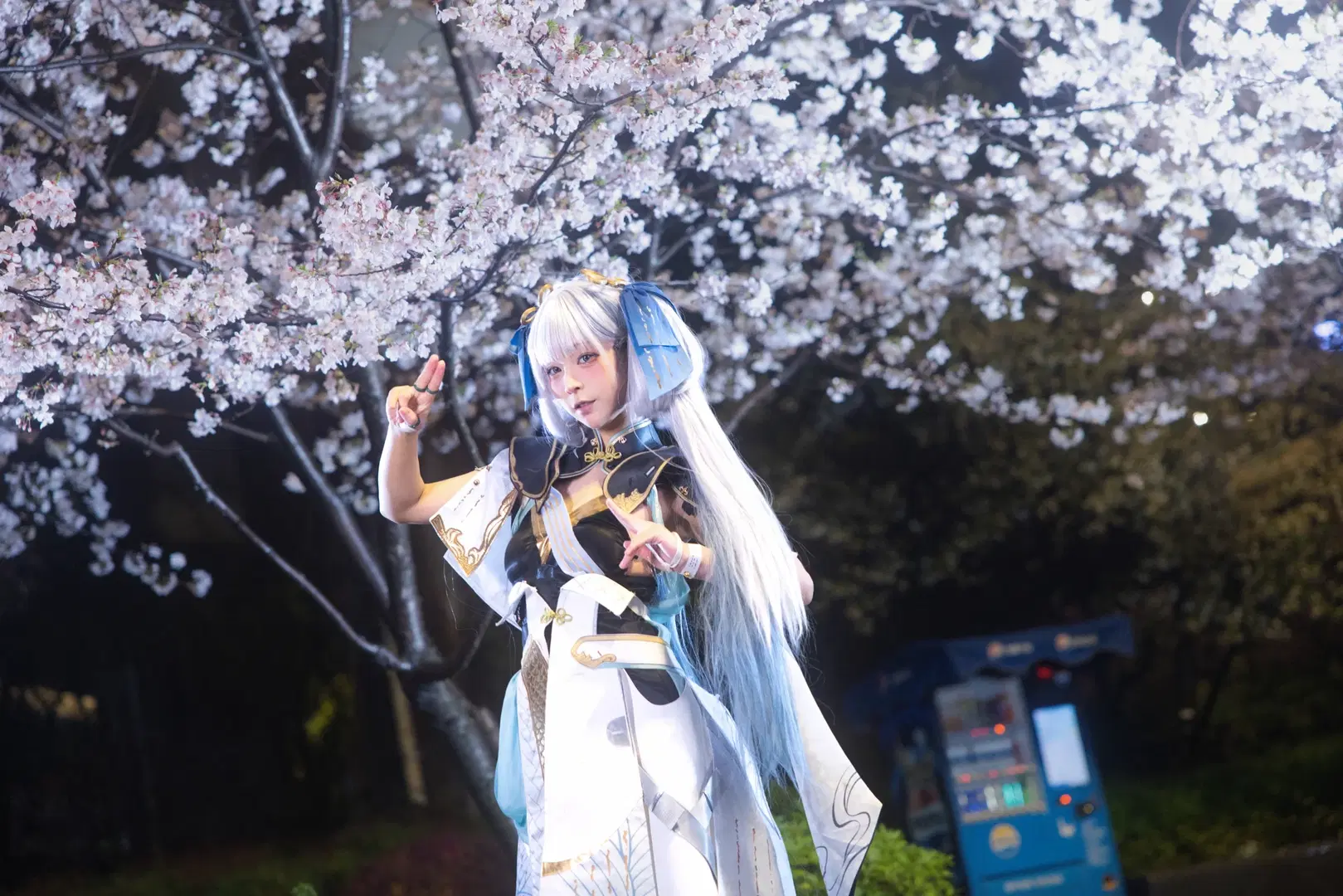 【今汐コスプレ】鳴潮 夜桜、銀髪と青いリボンが織りなす清涼と温もり - 小羊不困（无限限流版，求关注求点赞） - 2枚目