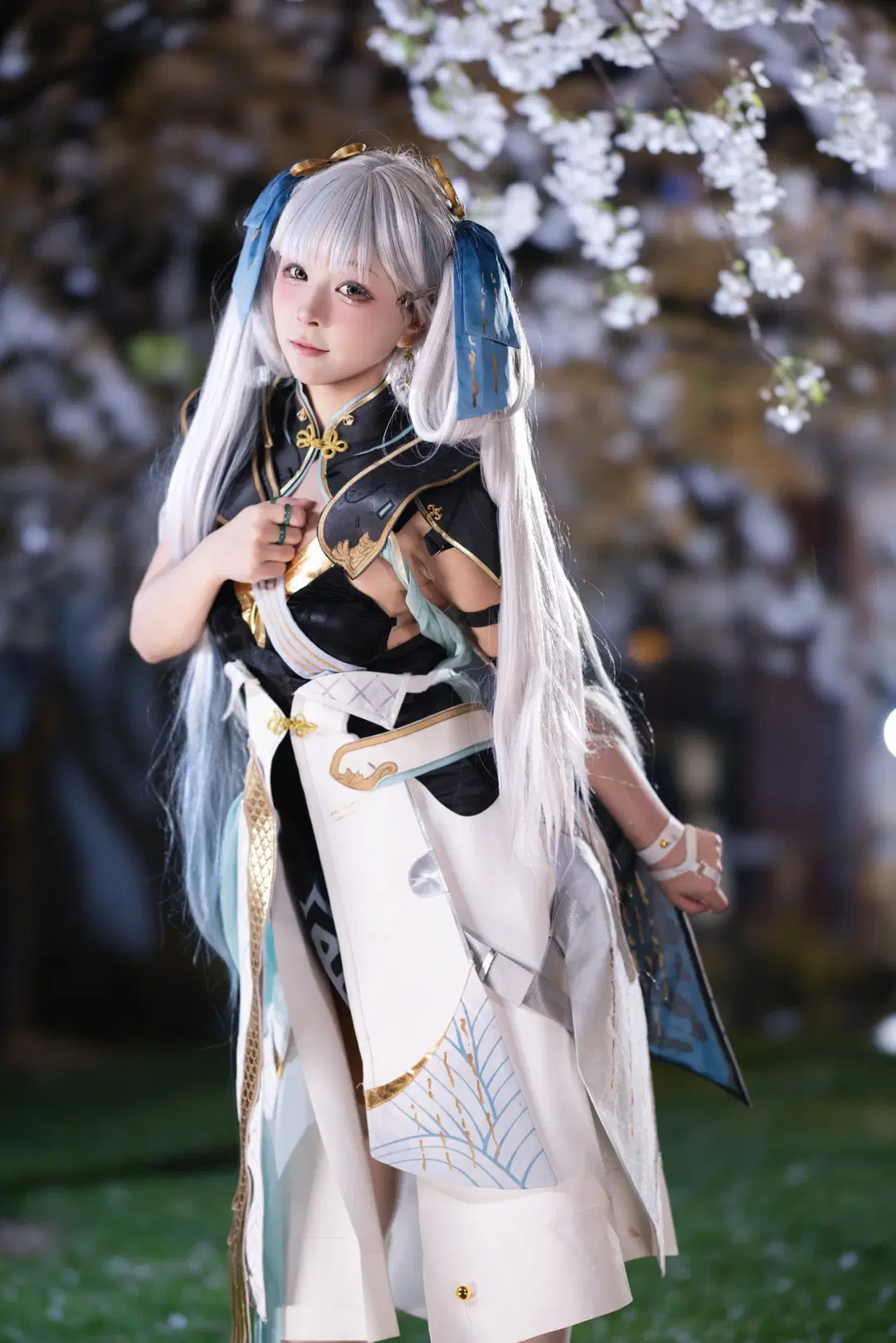 【今汐コスプレ】鳴潮 夜桜、銀髪と青いリボンが織りなす清涼と温もり - 小羊不困（无限限流版，求关注求点赞） - 4枚目