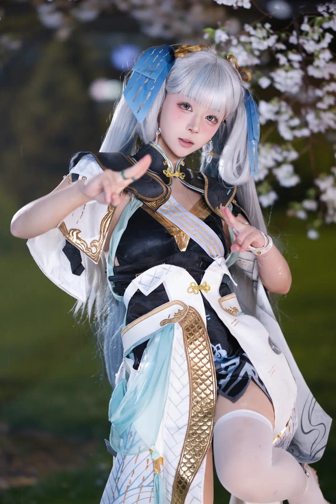 【今汐コスプレ】鳴潮 夜桜、銀髪と青いリボンが織りなす清涼と温もり - 小羊不困（无限限流版，求关注求点赞） - 5枚目