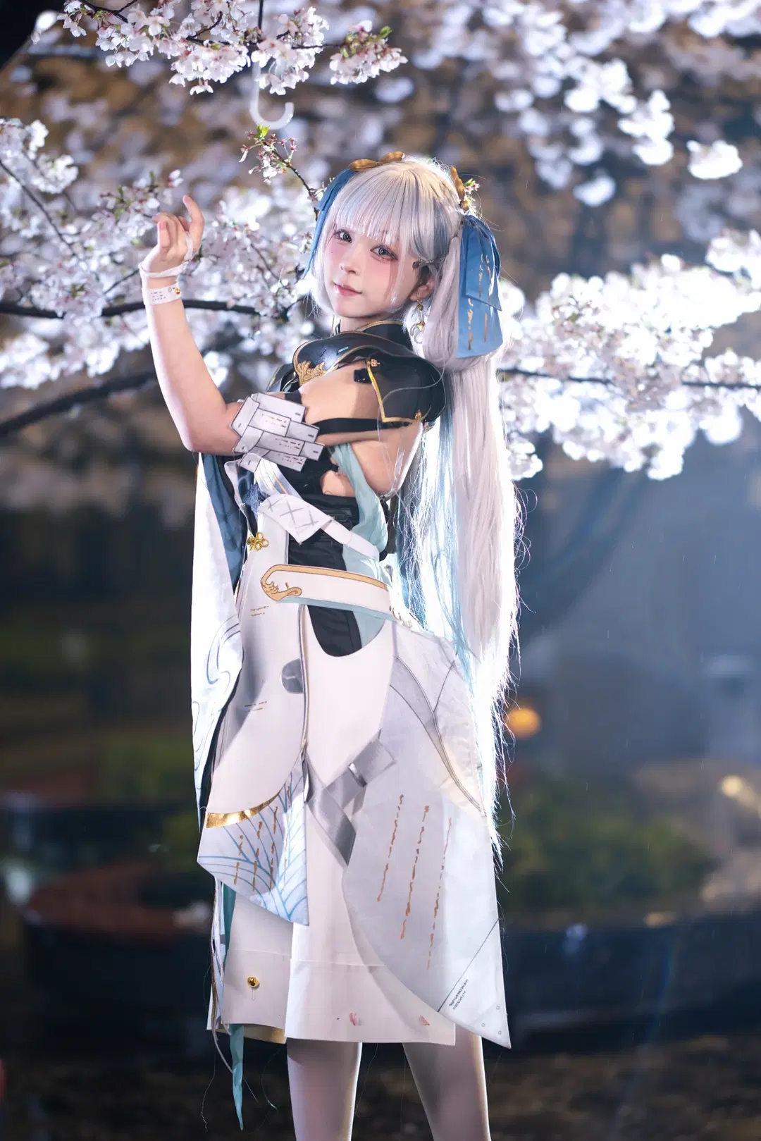 【今汐コスプレ】鳴潮 夜桜、銀髪と青いリボンが織りなす清涼と温もり - 小羊不困（无限限流版，求关注求点赞） - 6枚目