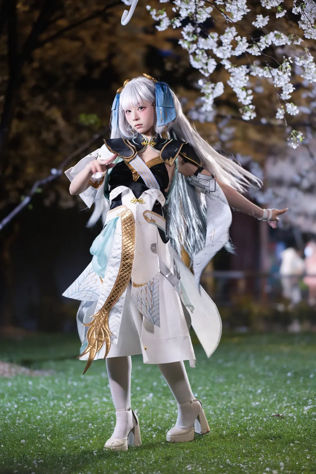【今汐コスプレ】鳴潮 夜桜、銀髪と青いリボンが織りなす清涼と温もり - 小羊不困（无限限流版，求关注求点赞） - 7枚目