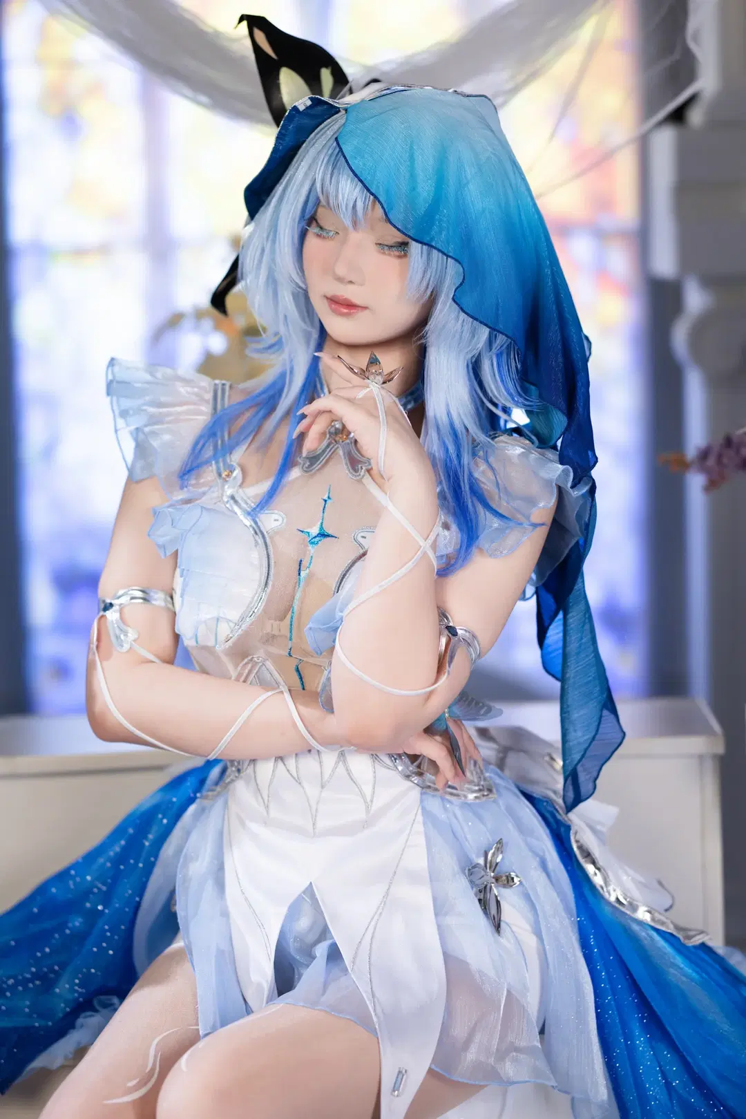 【守岸人cos】鸣潮白蓝纱裙，梦幻花海里的清冷气质 - 小羊不困（无限限流版，求关注求点赞） - 第9张
