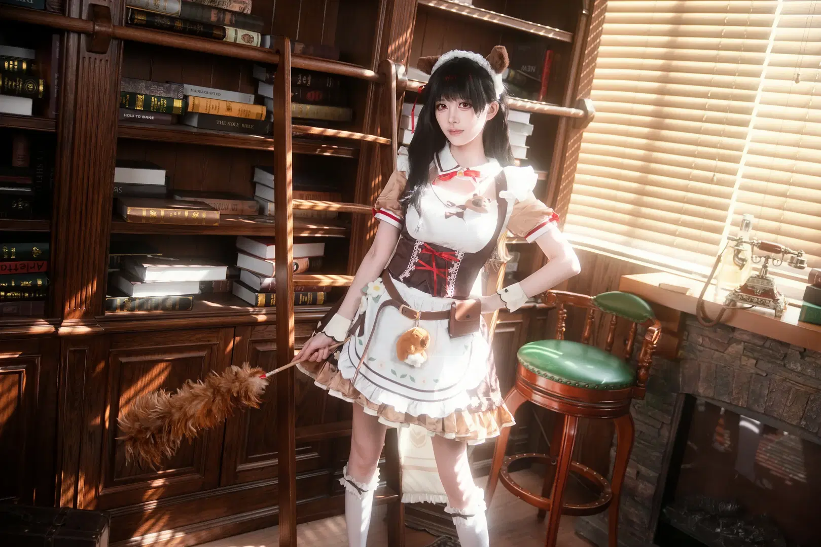 [Chisa cosplay] Wuthering Waves Chisa in Maid Outfit: A Languid Afternoon in a Vintage Study by 小羊不困（无限限流版，求关注求点赞） - Image 2