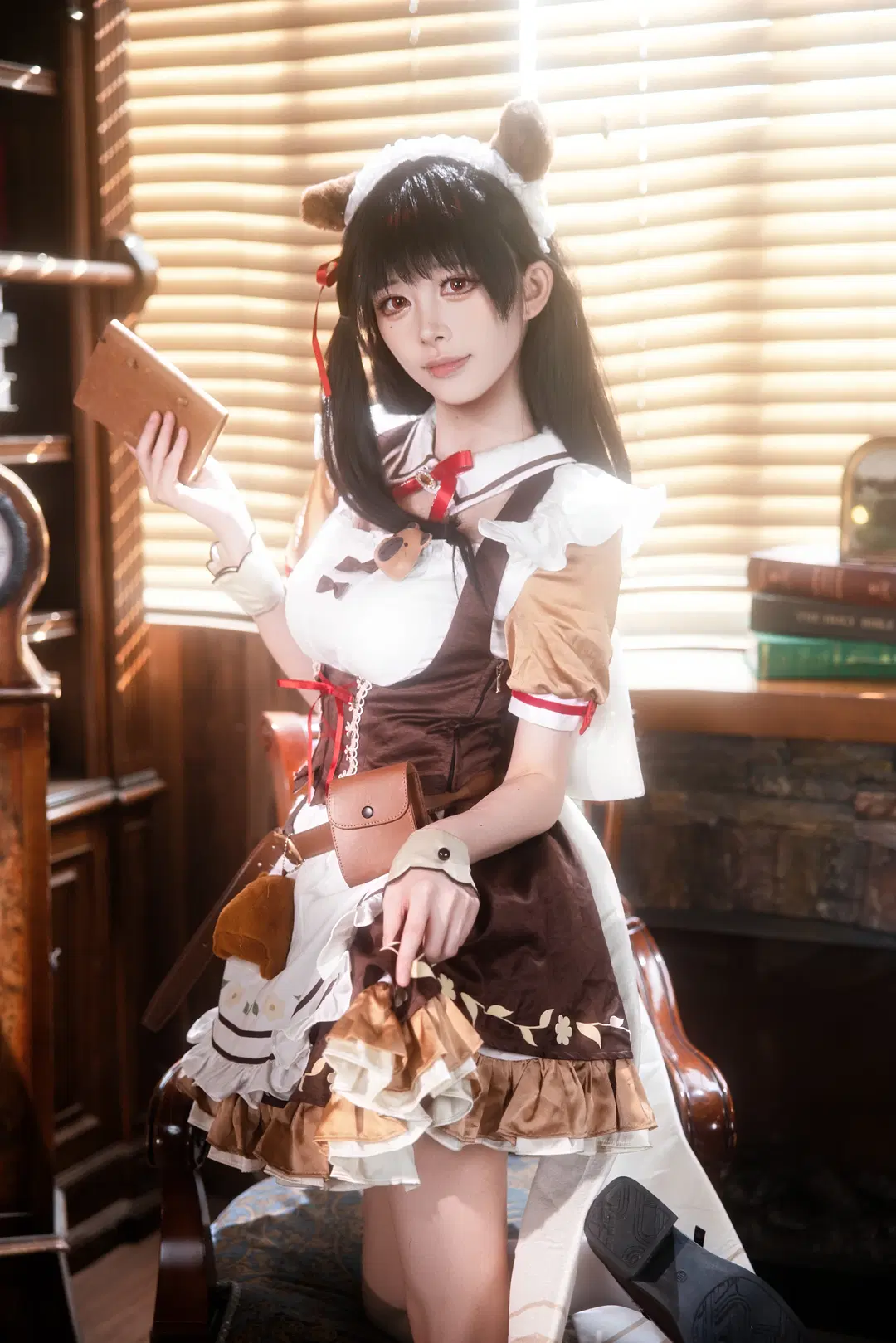 [Chisa cosplay] Wuthering Waves Chisa in Maid Outfit: A Languid Afternoon in a Vintage Study by 小羊不困（无限限流版，求关注求点赞） - Image 4