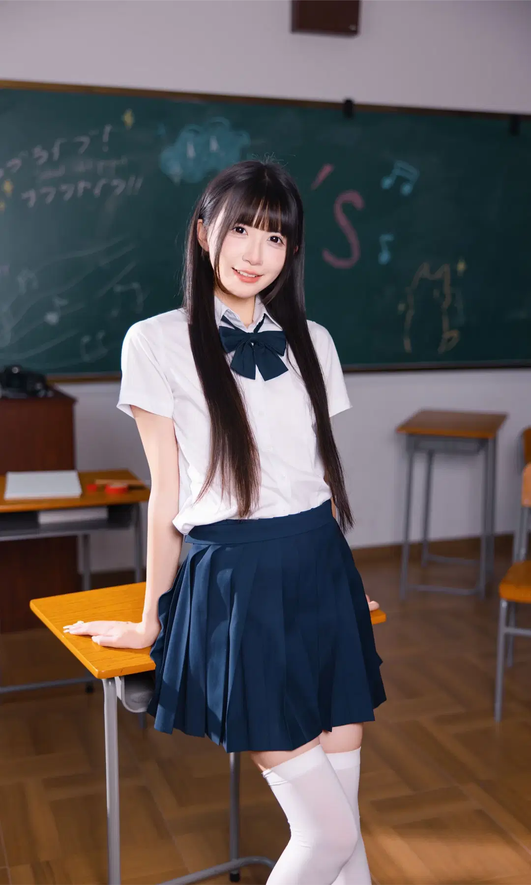 教室の白ニーソとプリーツスカート、青春のキャンパス風がいっぱい - Fe - 3枚目