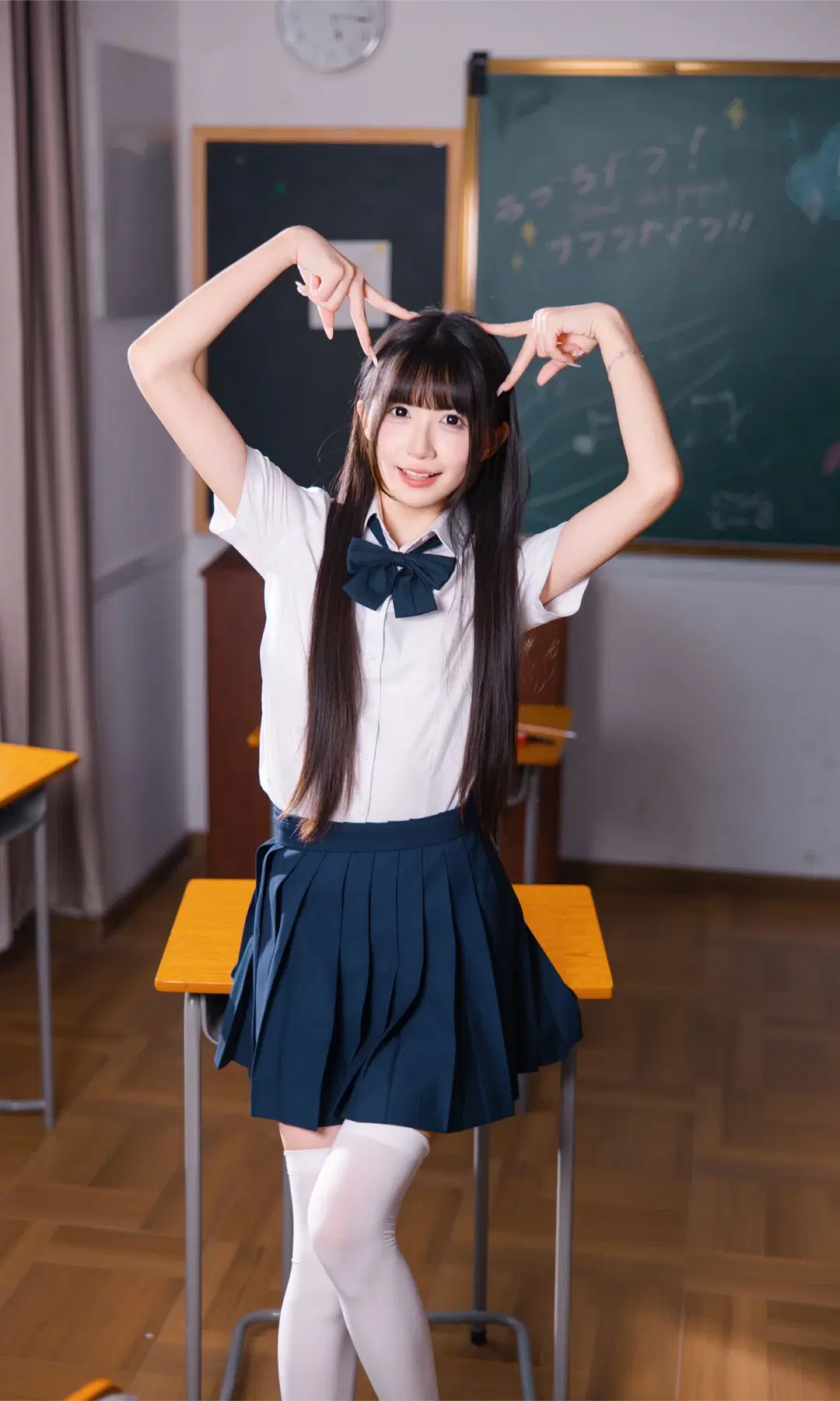 教室の白ニーソとプリーツスカート、青春のキャンパス風がいっぱい - Fe - 6枚目