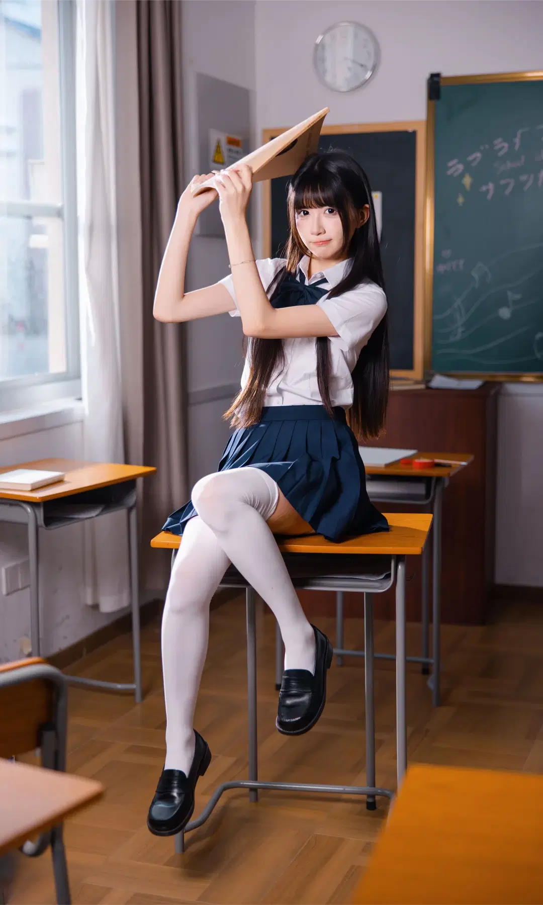 教室の白ニーソとプリーツスカート、青春のキャンパス風がいっぱい - Fe - 7枚目