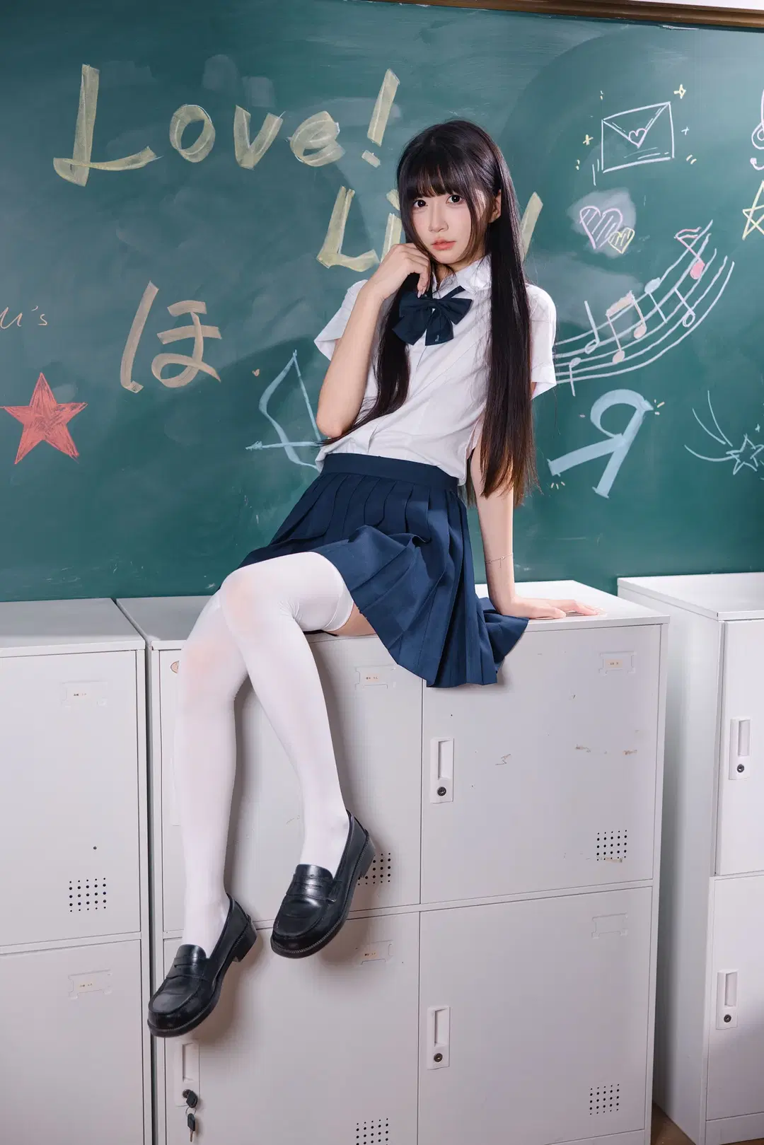 二次元摄影, JK制服, 校园风写真, 白丝过膝袜, 教室人像摄影