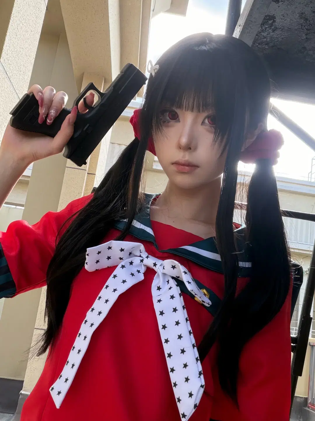 [Maki Harukawa cosplay] Danganronpa V3: Outdoor Confrontation in Red-and-Black Sailor Suit and Twintails by 开花胡萝卜 - Image 2