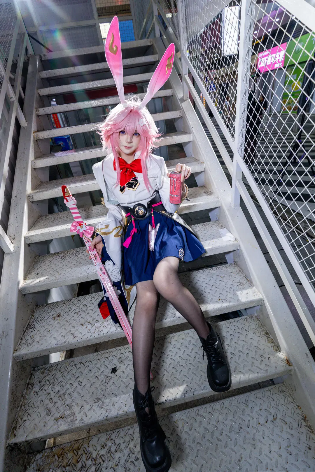 [緋英 コスプレ] 『崩壊：スターレイル』、ピンク髪のうさ耳少女による都会のストリートフォト（二次元撮影） - 凉风 - 2枚目