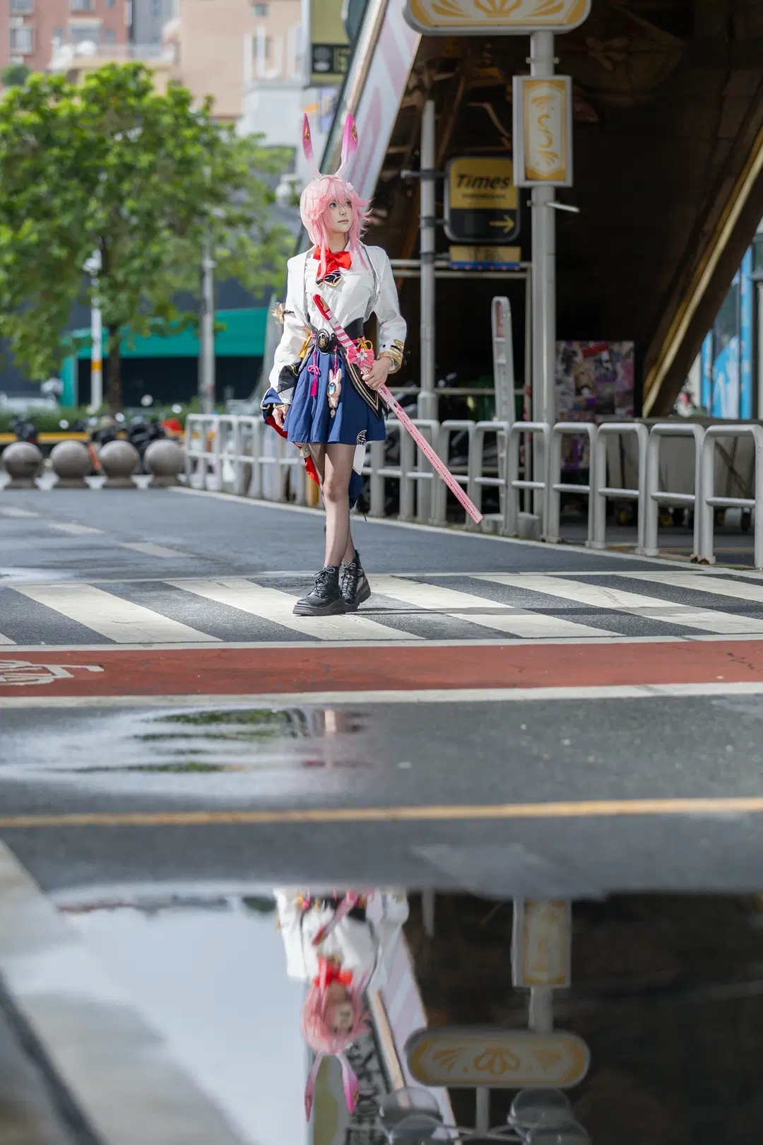 [緋英 コスプレ] 『崩壊：スターレイル』、ピンク髪のうさ耳少女による都会のストリートフォト（二次元撮影） - 凉风 - 3枚目