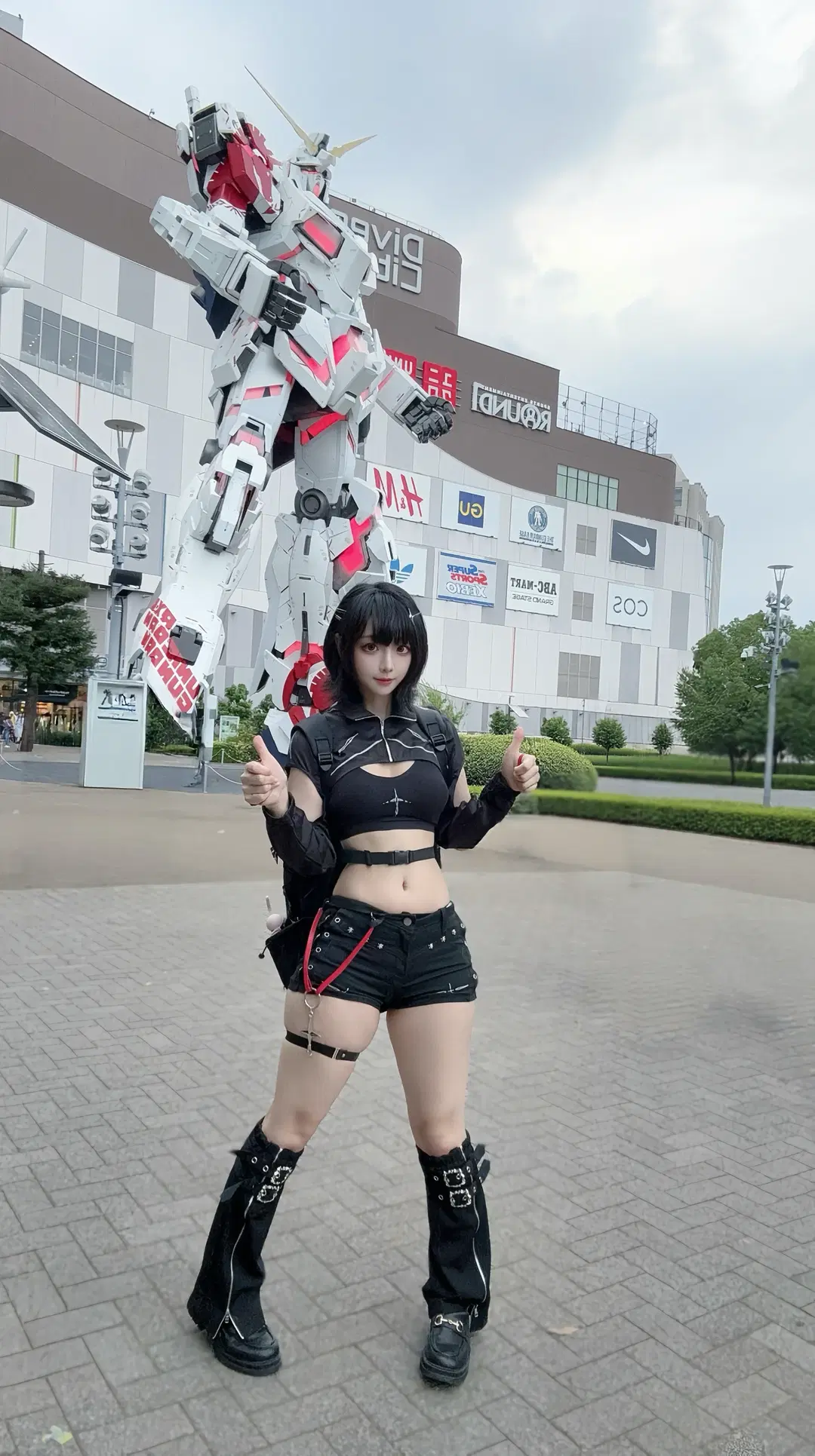 Cosplay photography, Techwear outfit, Japanese-style short hair, Odaiba Gundam, Gundam statue