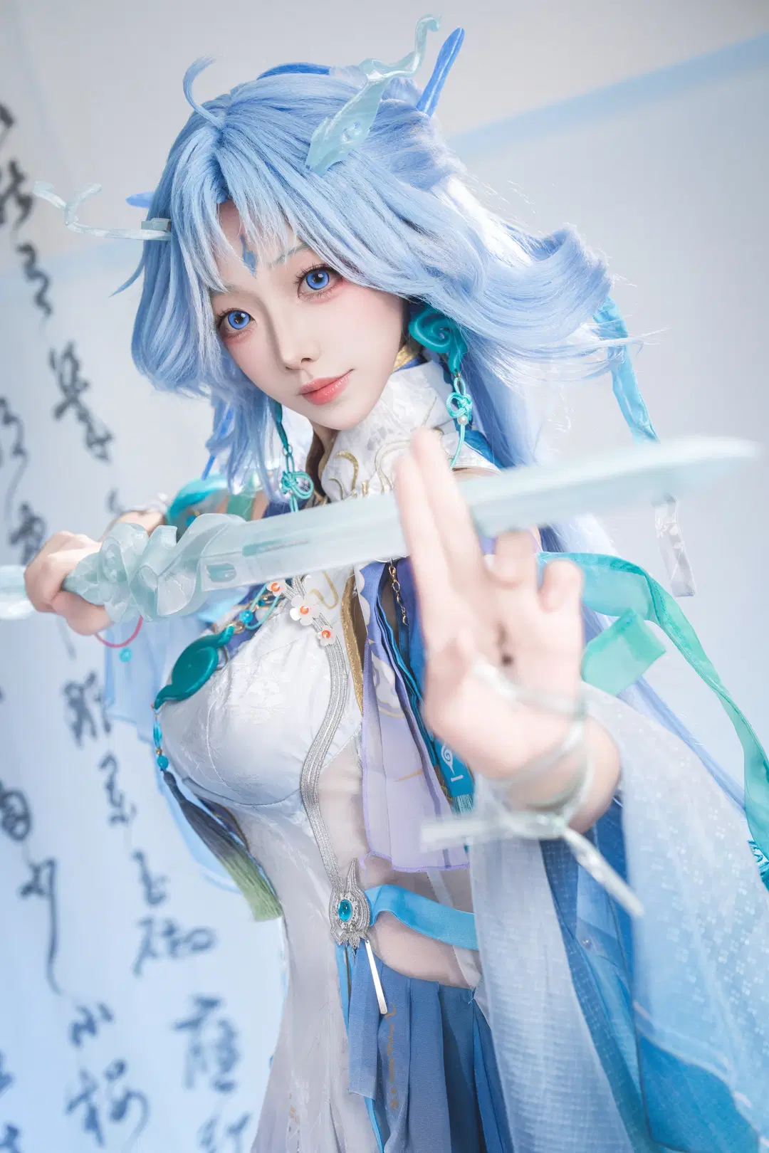 【清宵cos】鸣潮里的这套冰蓝薄纱真的很难不爱 - 兔团子🐰🍡 - 第3张