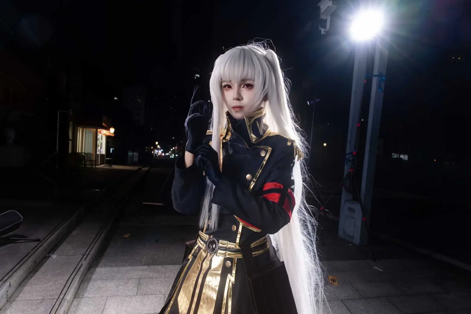 【阿尔泰尔cos】CICF漫展夜景，军服与双刀的帅气打卡 - NightDiva - 第2张