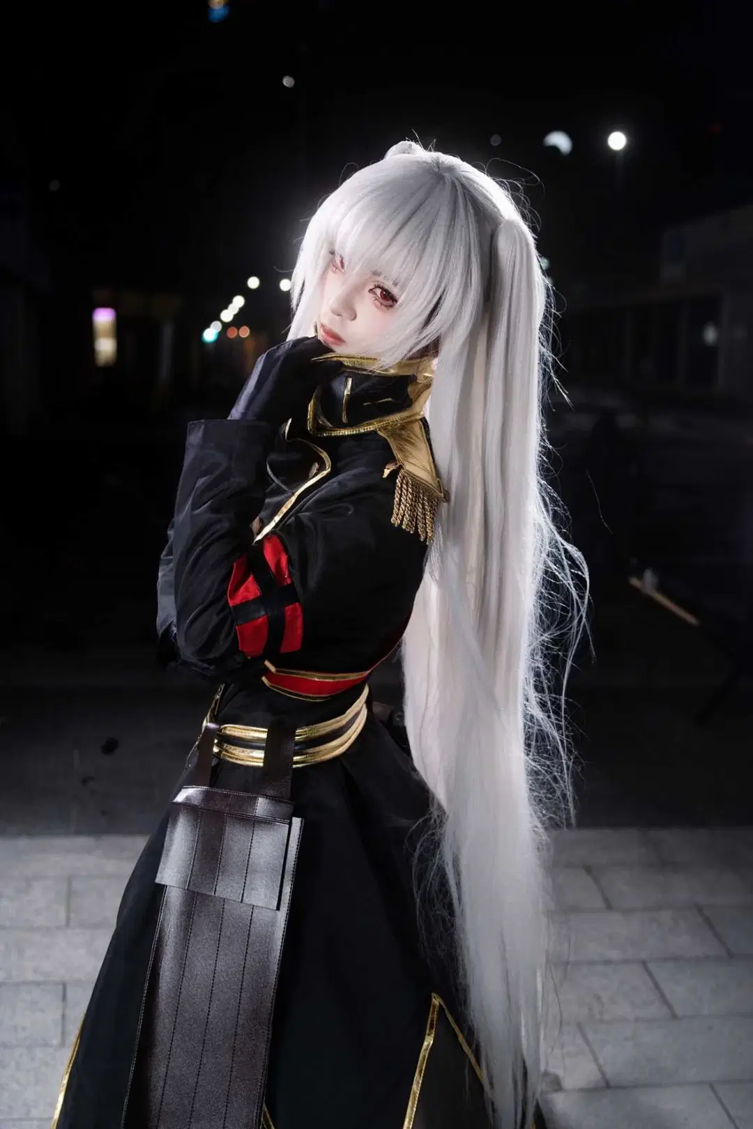 【阿尔泰尔cos】CICF漫展夜景，军服与双刀的帅气打卡 - NightDiva - 第3张