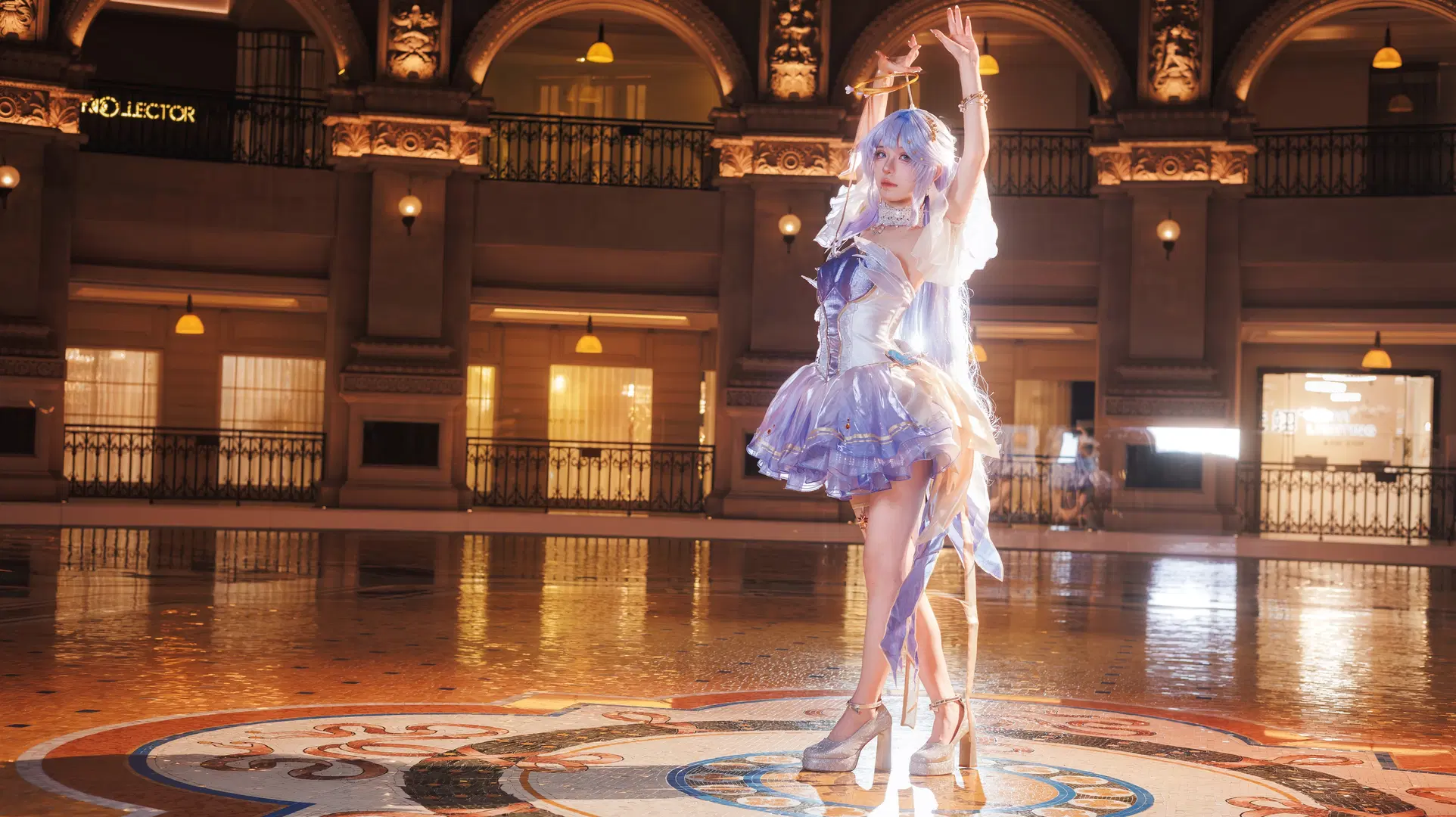 【ロビン コスプレ】ルーヴル美術館での撮影の光と影の中で幻想的な羽毛ドレスを表現する - 次元拍档 - 3枚目