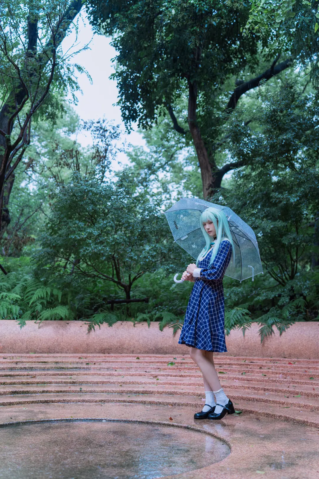 【若叶睦cos】mujica雨天氛围感，背着琴盒撑伞的冷感少女 - 南朝花月 - 第9张