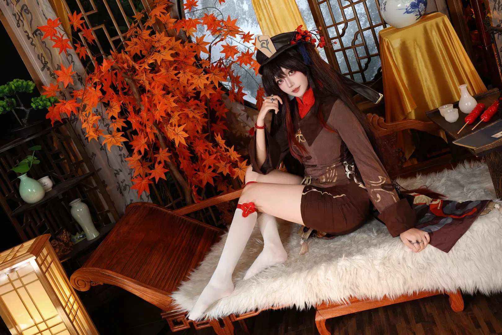 [Hu Tao cosplay] 77th Director of the Wangsheng Funeral Parlor from Genshin Impact, fully immersed in autumn vibes with a red maple background by Ella大可爱 - Image 2
