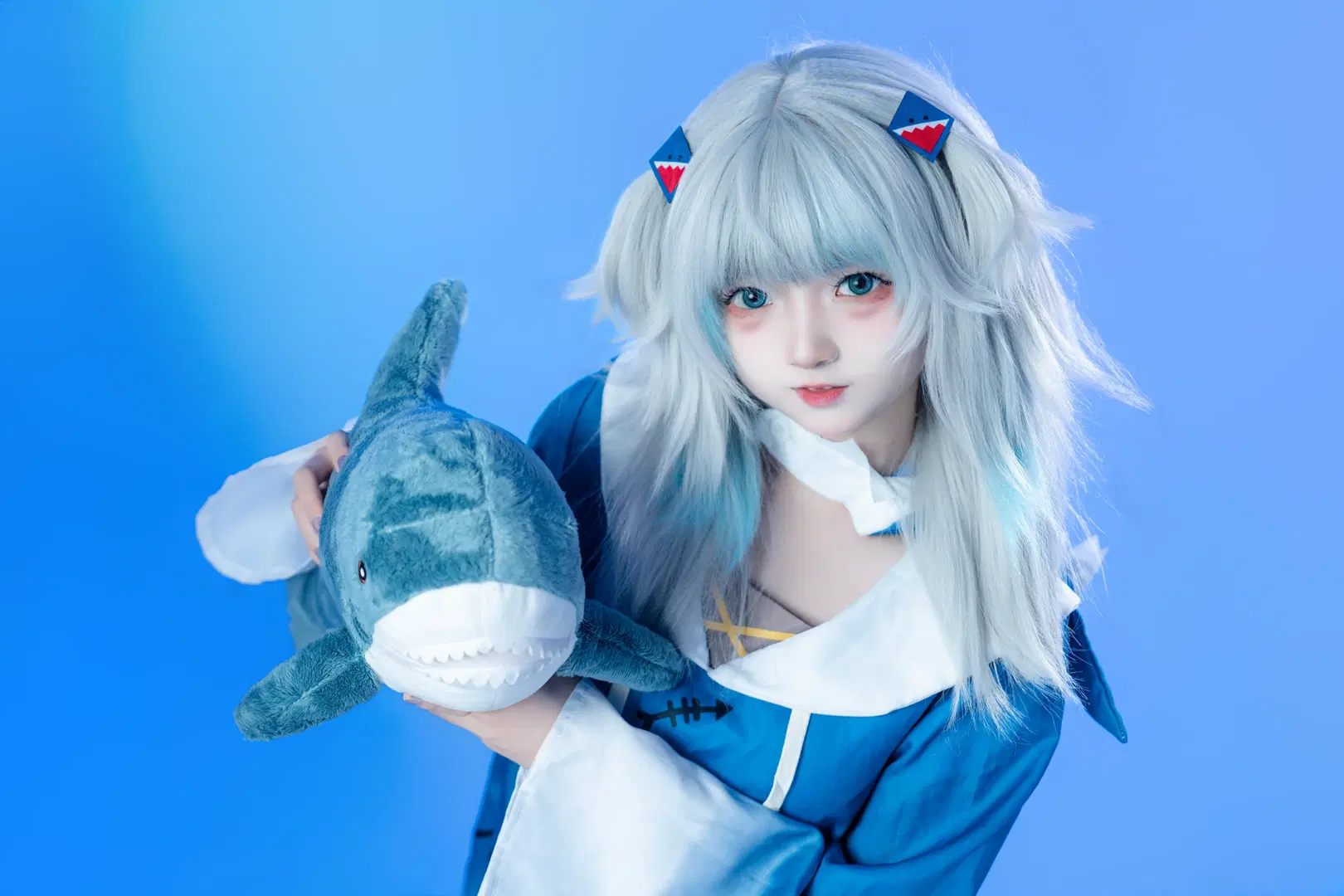 Gura cosplay: The Collision of Japanese-Style Blue Aesthetics and Shark Plushies by 乌龙茶茶 - Image 2