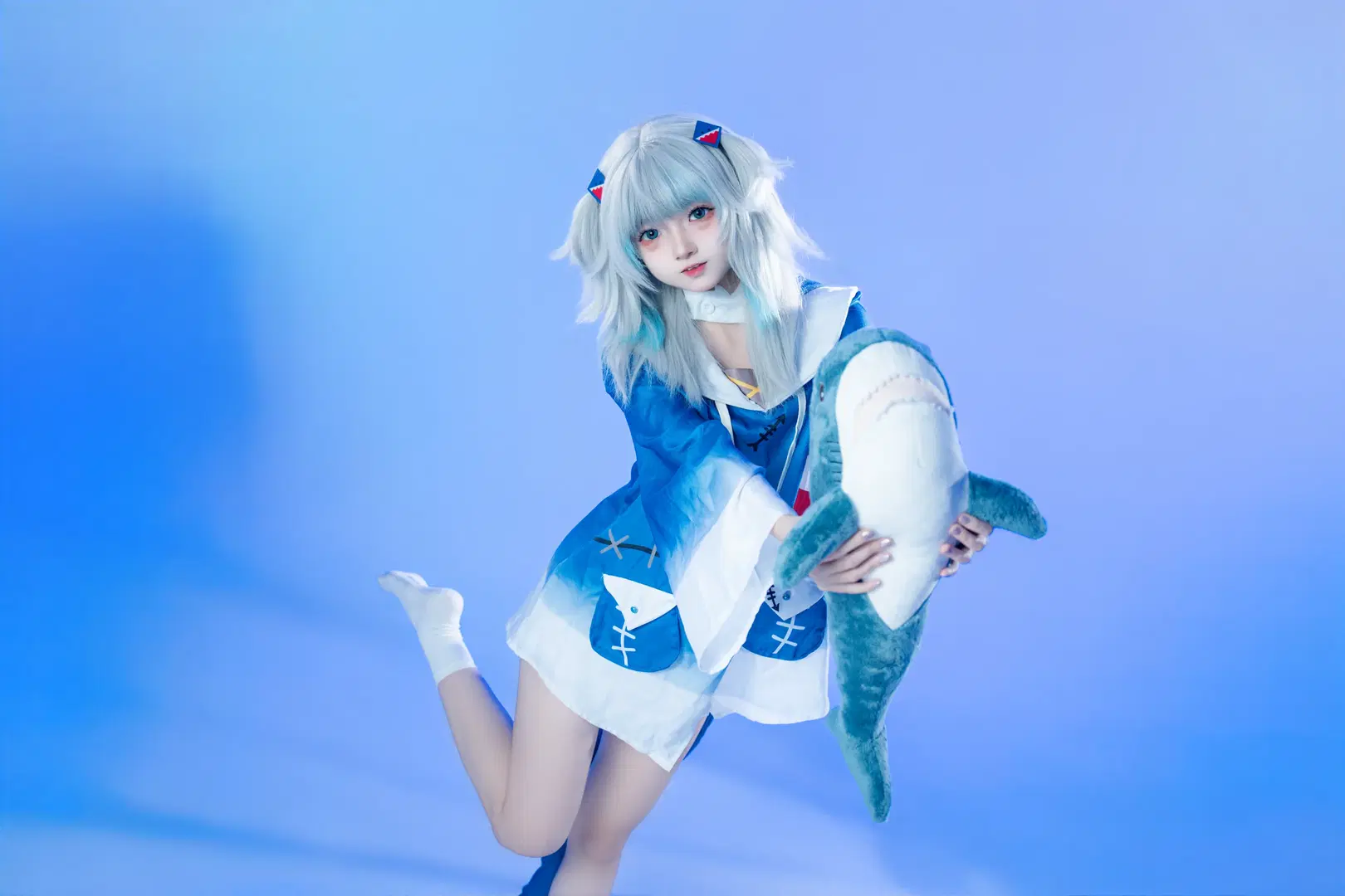 Gura cosplay: The Collision of Japanese-Style Blue Aesthetics and Shark Plushies by 乌龙茶茶 - Image 3